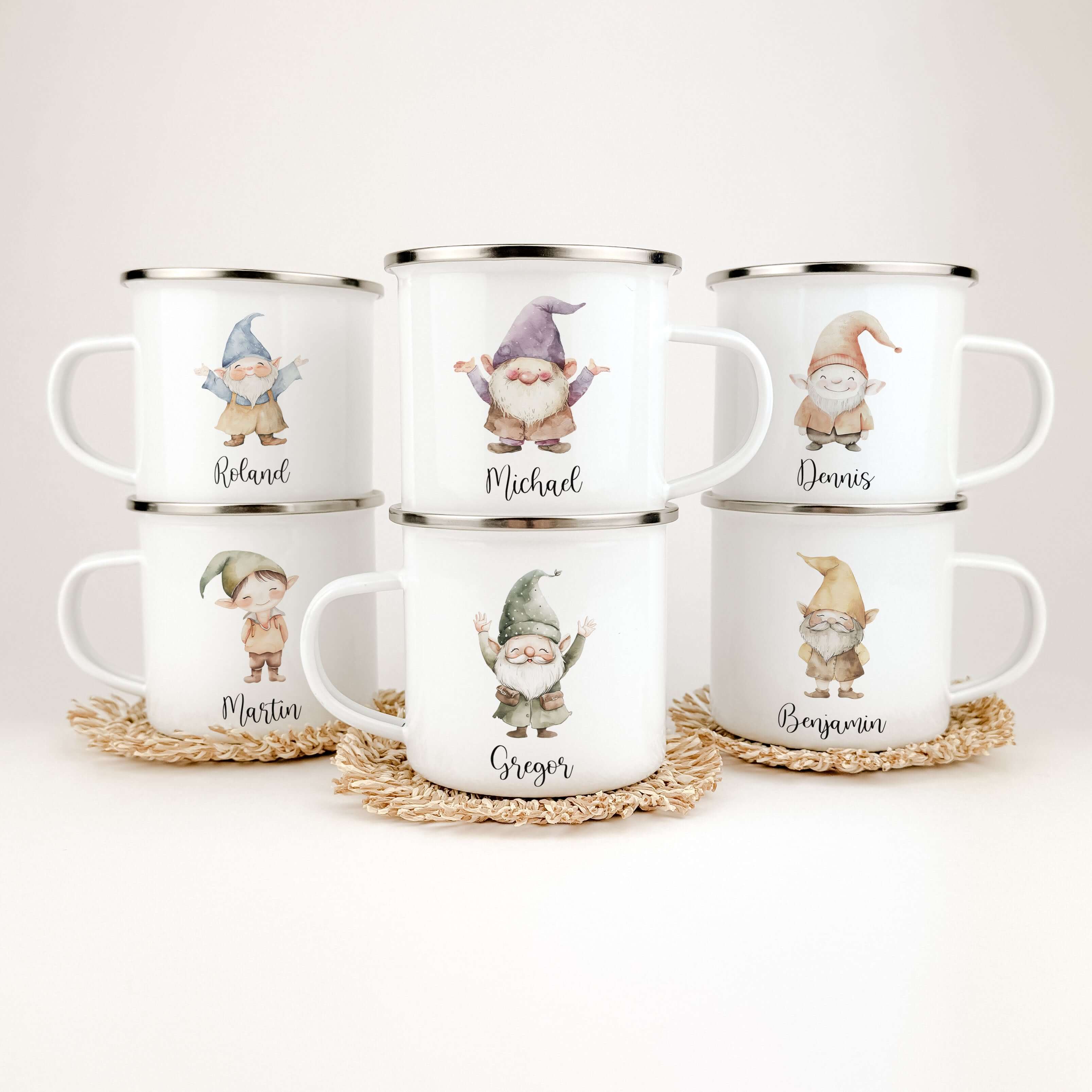 Emaille Tasse Wichtel-famprints-Emaille Tasse-Entdecke die zauberhafte Emaille Tasse Wichtel, die nicht nur durch ihre liebevolle Gestaltung begeistert, sondern auch zahlreiche Vorteile für dein Kind bietet. Diese personalisierte Tasse mit dem Namen deine