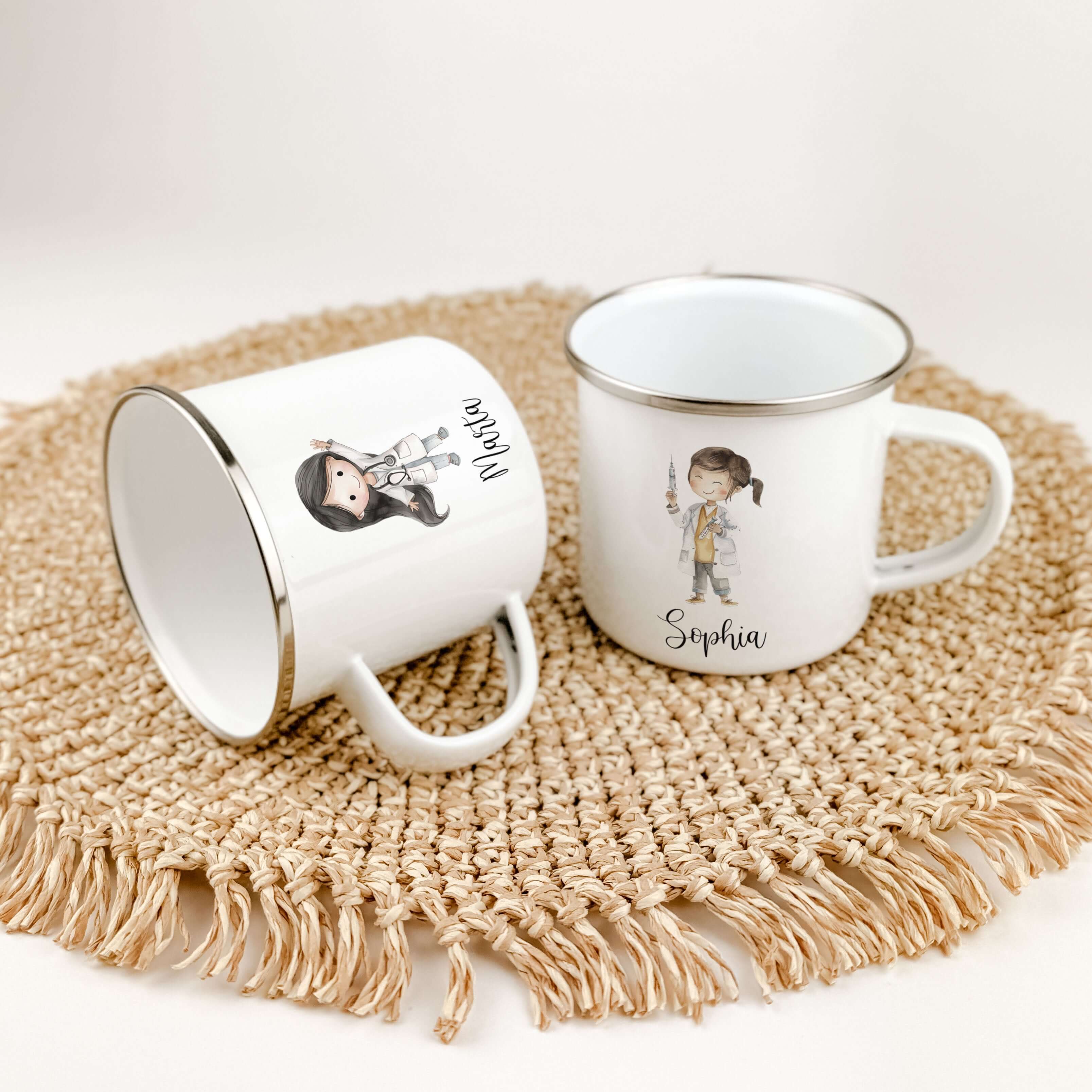 Emaille Tasse Ärztin-famprints-Emaille Tasse-Entdecke die personalisierte Emaille Tasse Ärztin - ein einzigartiges Geschenk für Kinder, das mit Liebe von uns gestaltet wurde! Die Tasse ist bedruckt mit einer süßen Ärztin in Aquarell Optik und bietet einen