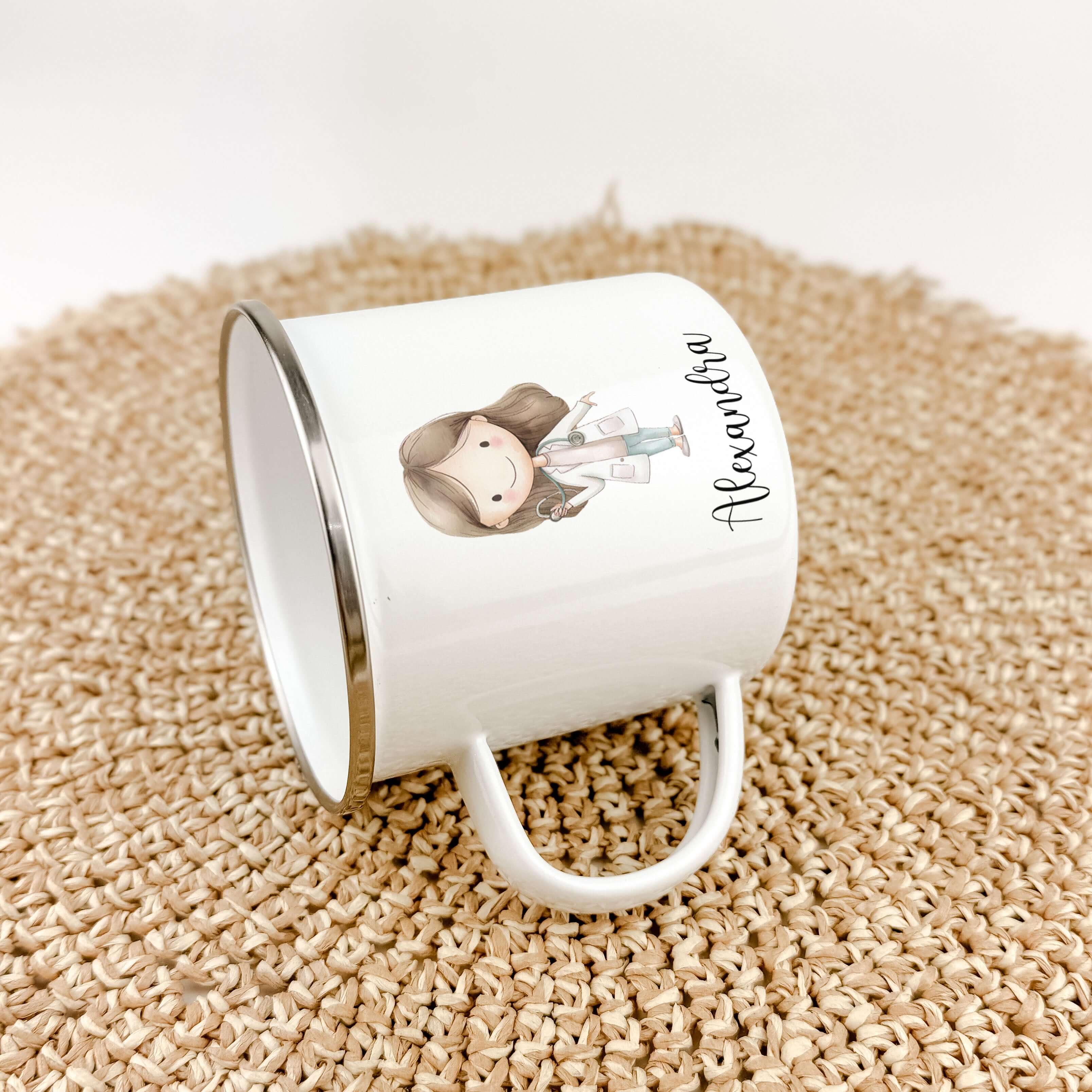 Emaille Tasse Ärztin-famprints-Emaille Tasse-Entdecke die personalisierte Emaille Tasse Ärztin - ein einzigartiges Geschenk für Kinder, das mit Liebe von uns gestaltet wurde! Die Tasse ist bedruckt mit einer süßen Ärztin in Aquarell Optik und bietet einen