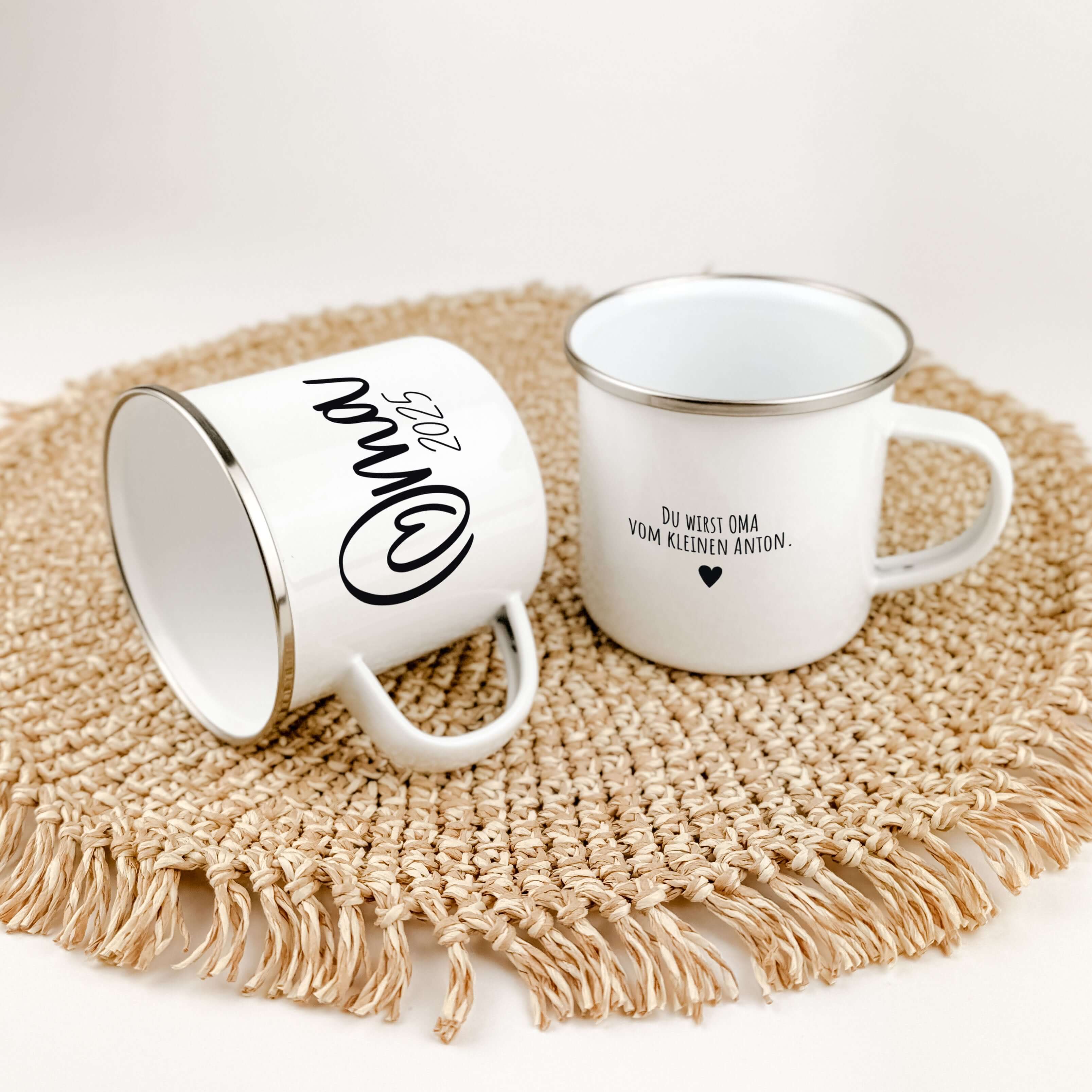 Emaille Tasse Du wirst Oma-famprints-Emaille Tasse-Entdecke die Emaille Tasse "Du wirst Oma" – das perfekte Geschenk für werdende Großeltern! Diese Tasse bietet dir nicht nur die Möglichkeit, eine persönliche Widmung und Jahreszahl hinzuzufügen, sondern s