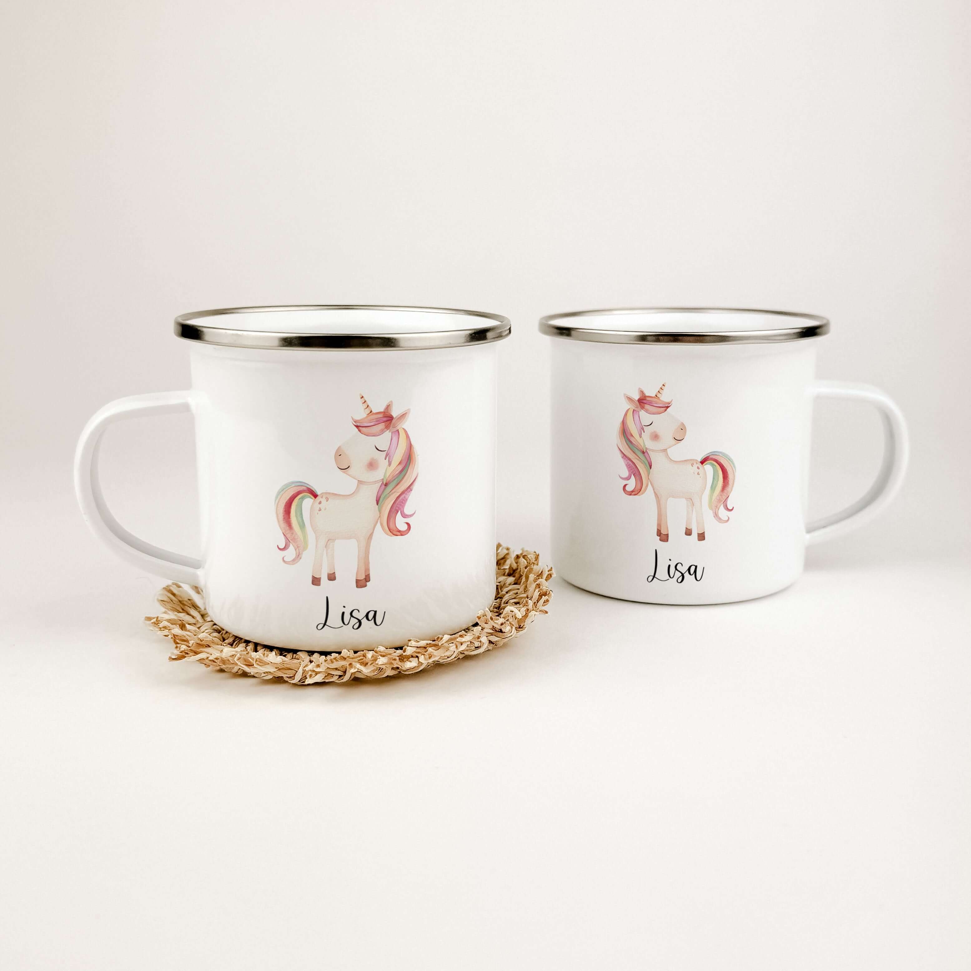 Emaille Tasse Einhorn-famprints-Emaille Tasse-Entdecke die zauberhafte Emaille Tasse Einhorn! Diese personalisierte Tasse, die mit dem Namen deines Kindes bedruckt wird, bringt Freude in jeden Schluck. Mit einem süßen Einhorn in Aquarell-Optik und vier be
