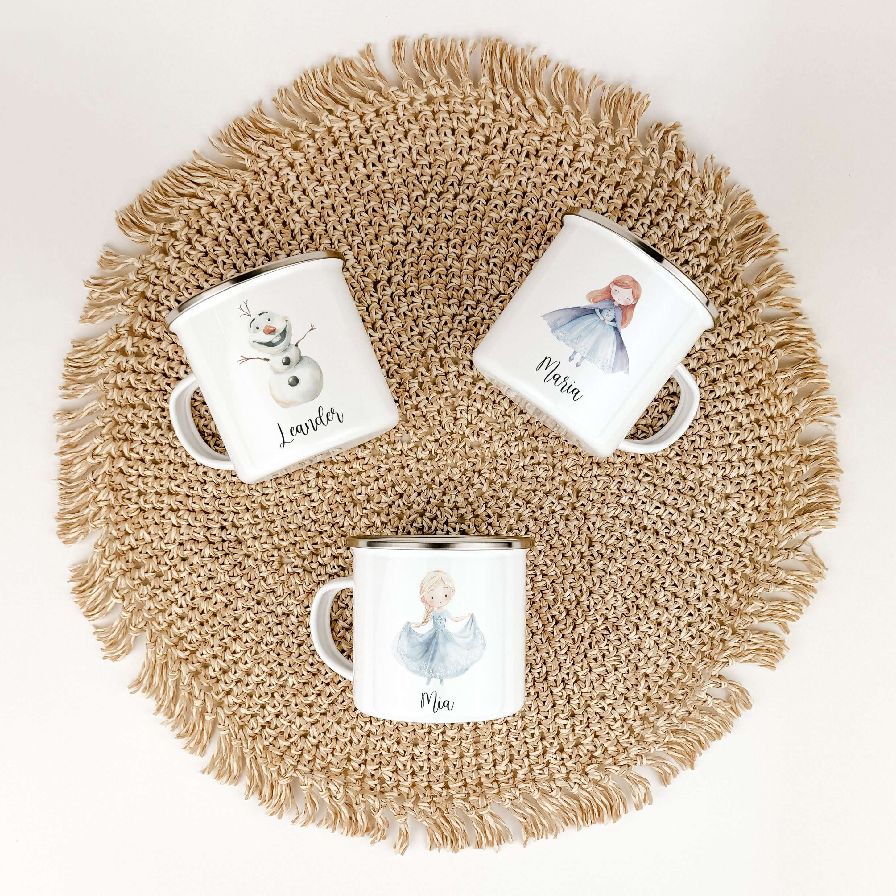 Emaille Tasse Eiskönigin-famprints-Emaille Tasse-Entdecke die zauberhafte Emaille Tasse Eiskönigin, die nicht nur ein praktischer Begleiter für die kleinen Abenteurer ist, sondern auch mit ihrem einzigartigen Design Herzen erobert. Mit jedem Schluck aus d