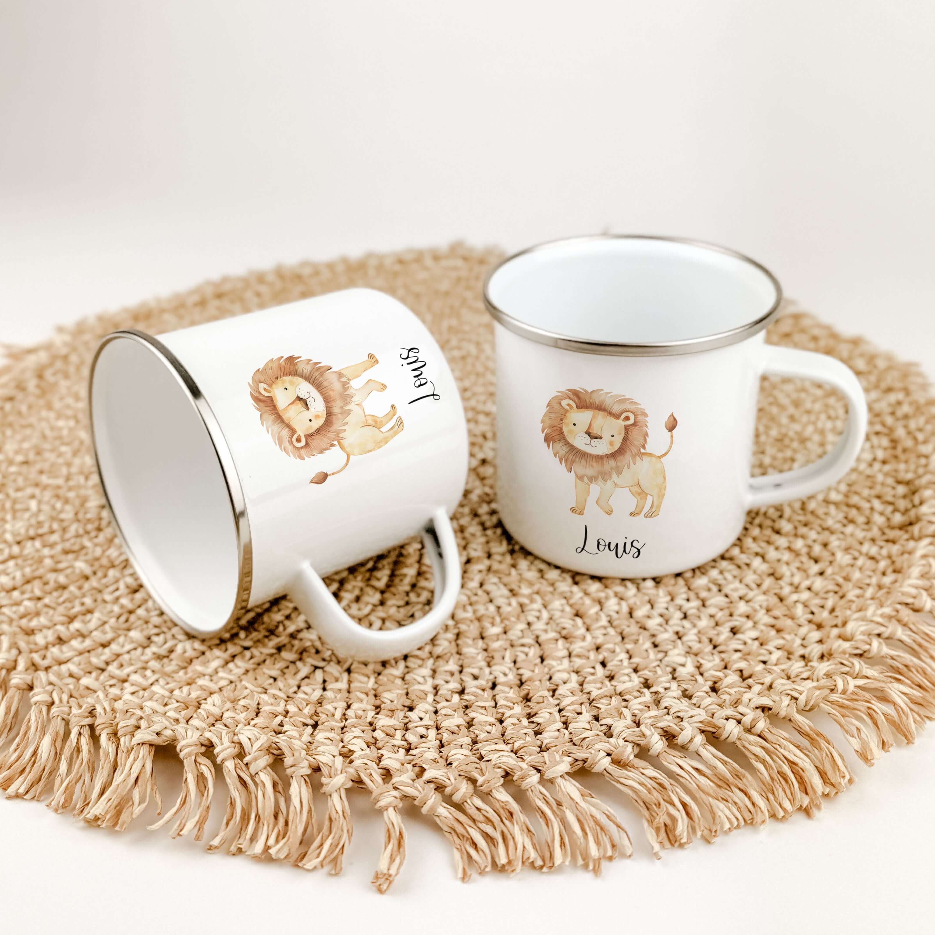 Emaille Tasse Löwe-famprints-Emaille Tasse-Entdecke die bezaubernde Emaille Tasse Löwe – ein einzigartiges Geschenk, das garantiert Freude bereitet! Diese personalisierte Tasse mit dem Namen deines Kindes ist nicht nur ein echter Hingucker, sondern auch e