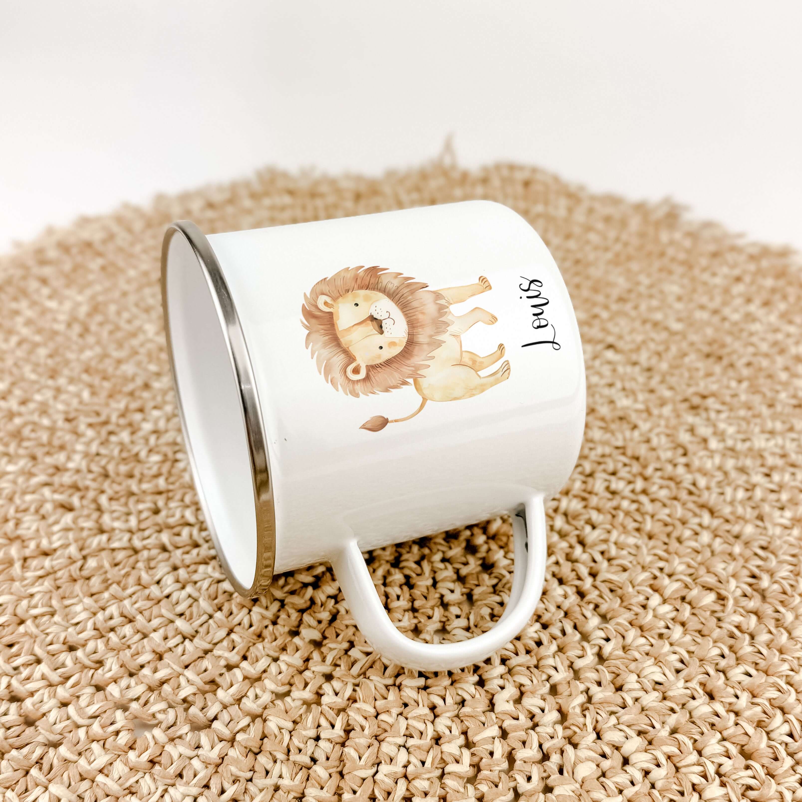 Emaille Tasse Löwe-famprints-Emaille Tasse-Entdecke die bezaubernde Emaille Tasse Löwe – ein einzigartiges Geschenk, das garantiert Freude bereitet! Diese personalisierte Tasse mit dem Namen deines Kindes ist nicht nur ein echter Hingucker, sondern auch e