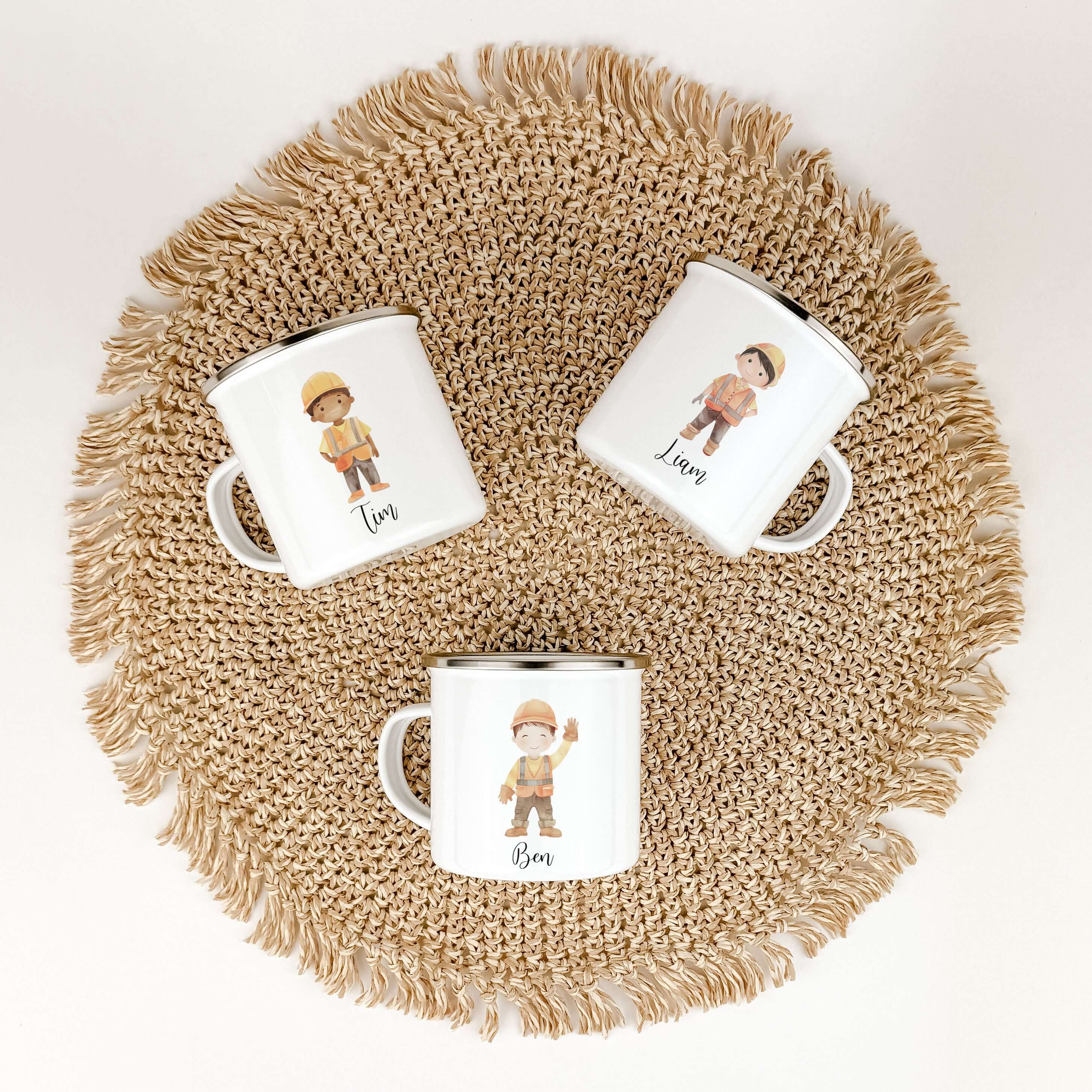 Emaille Tasse Bauarbeiter-famprints-Emaille Tasse-Die Emaille Tasse Bauarbeiter ist das perfekte Geschenk für Kinder zur Einschulung, Taufe, Ostern und mehr. Personalisiert mit Namen und bedruckt mit einem Bauarbeiter in Aquarell Optik, überzeugt die Tass