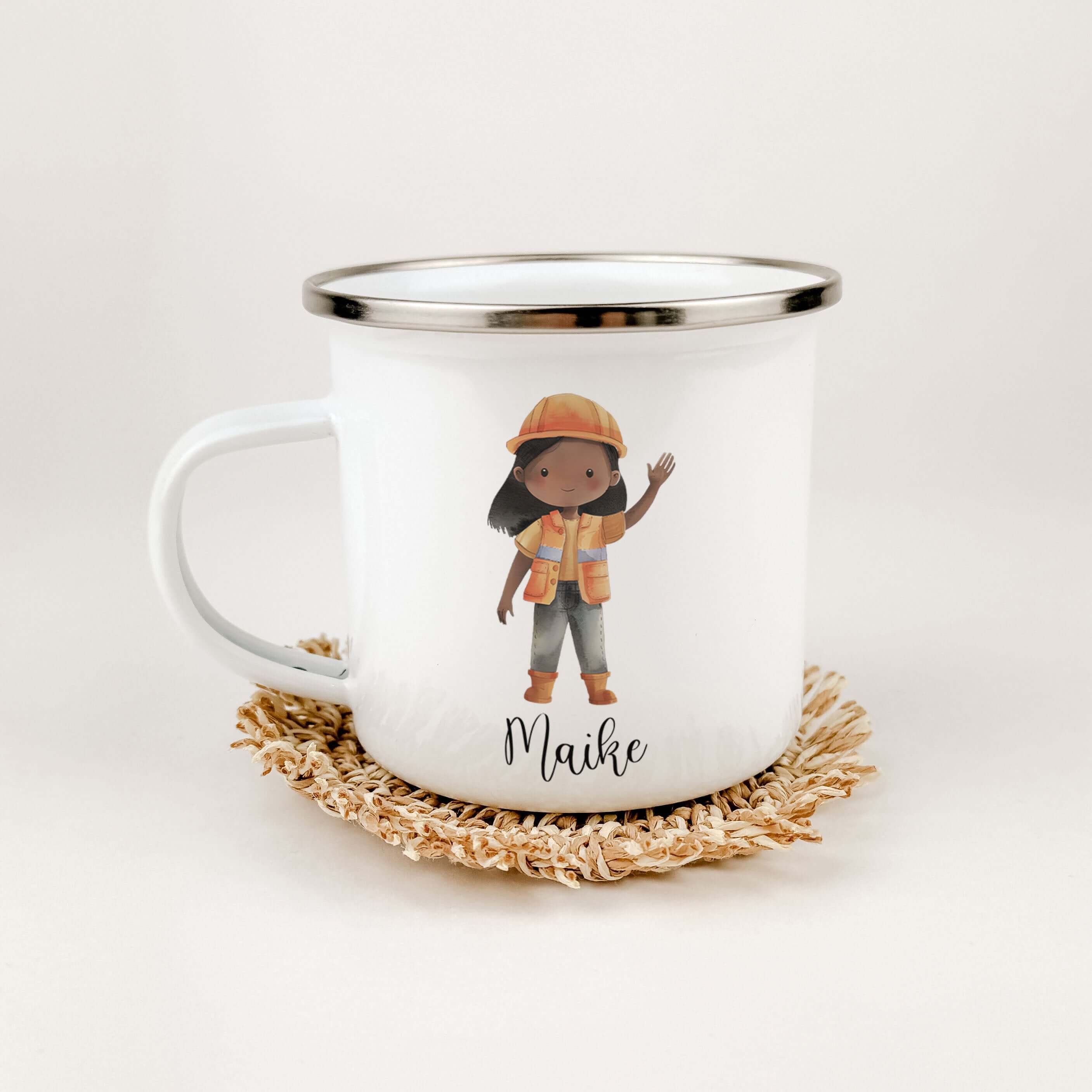 Emaille Tasse Bauarbeiterin-famprints-Emaille Tasse-Entdecke die bezaubernde Emaille Tasse für kleine Bauarbeiterinnen! Diese personalisierte Tasse mit deinem Namen ist nicht nur ein echter Hingucker, sondern auch praktisch und langlebig. Der liebevoll ge