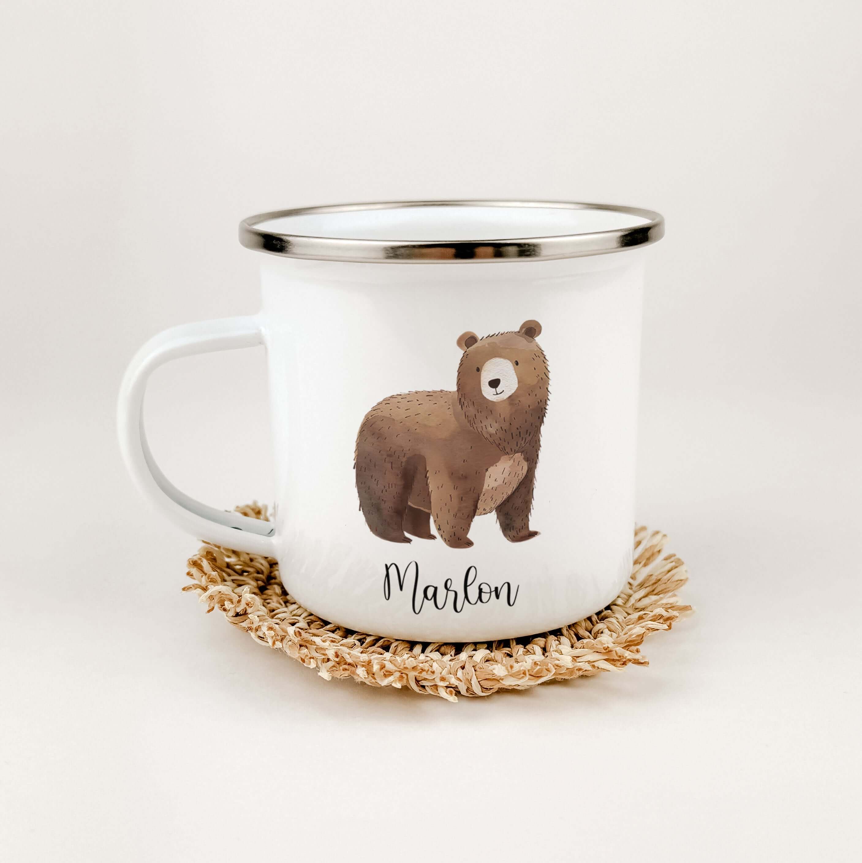 Emaille Tasse Bär No2-famprints-Emaille Tasse-Entdecke die zauberhafte Emaille Tasse Bär No2 – das perfekte Geschenk für kleine Entdecker! Mit einem liebevollen Aquarelldruck eines süßen kleinen Bären und der Möglichkeit, den Namen individuell zu verewige