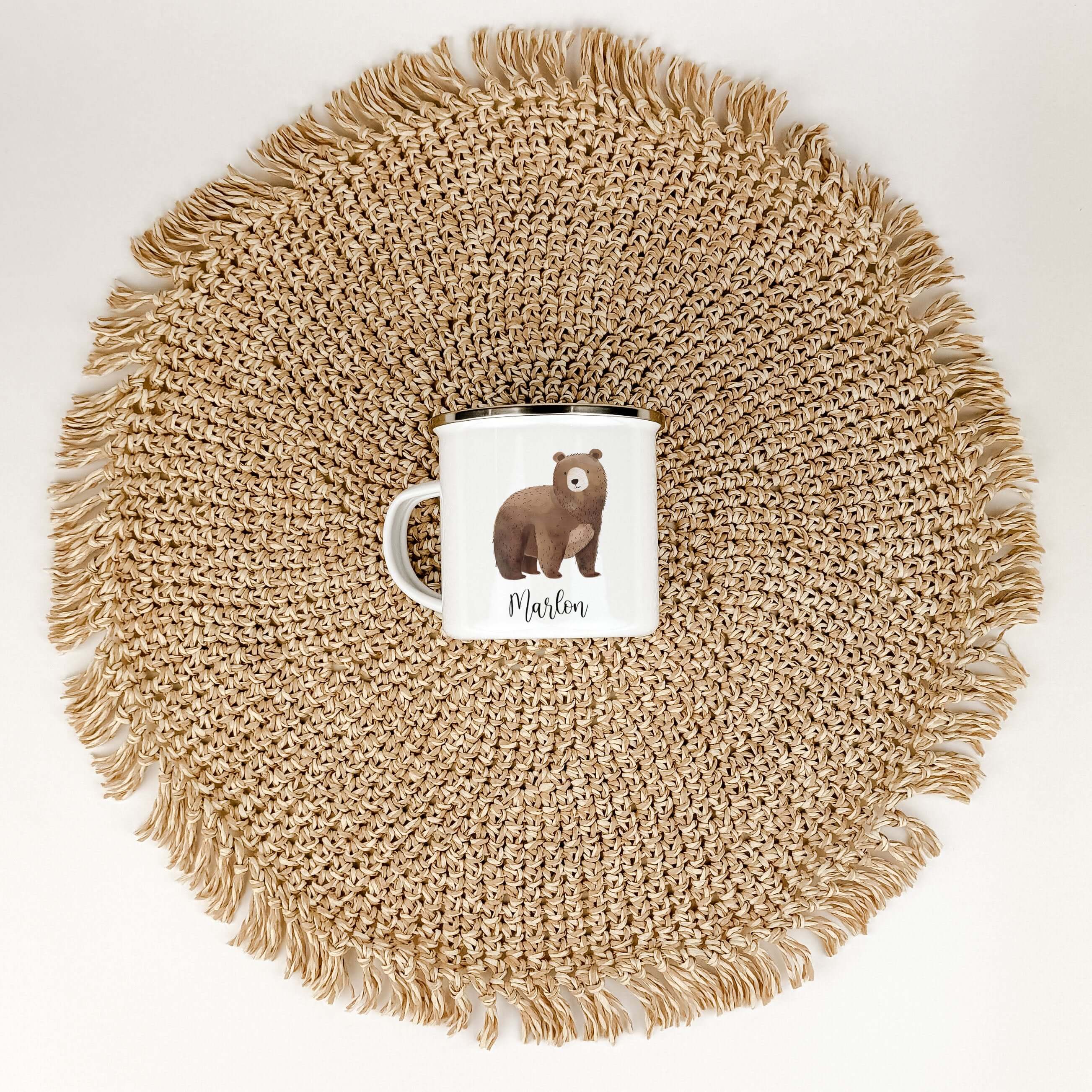 Emaille Tasse Bär No2-famprints-Emaille Tasse-Entdecke die zauberhafte Emaille Tasse Bär No2 – das perfekte Geschenk für kleine Entdecker! Mit einem liebevollen Aquarelldruck eines süßen kleinen Bären und der Möglichkeit, den Namen individuell zu verewige