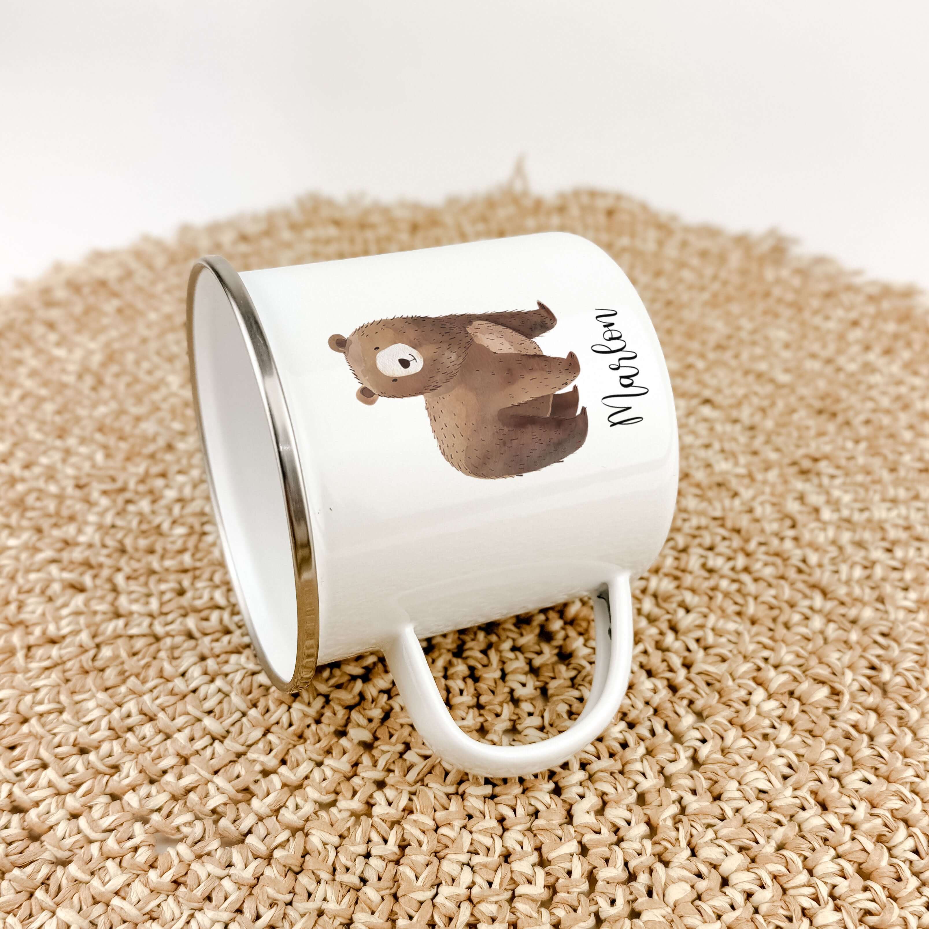 Emaille Tasse Bär No2-famprints-Emaille Tasse-Entdecke die zauberhafte Emaille Tasse Bär No2 – das perfekte Geschenk für kleine Entdecker! Mit einem liebevollen Aquarelldruck eines süßen kleinen Bären und der Möglichkeit, den Namen individuell zu verewige