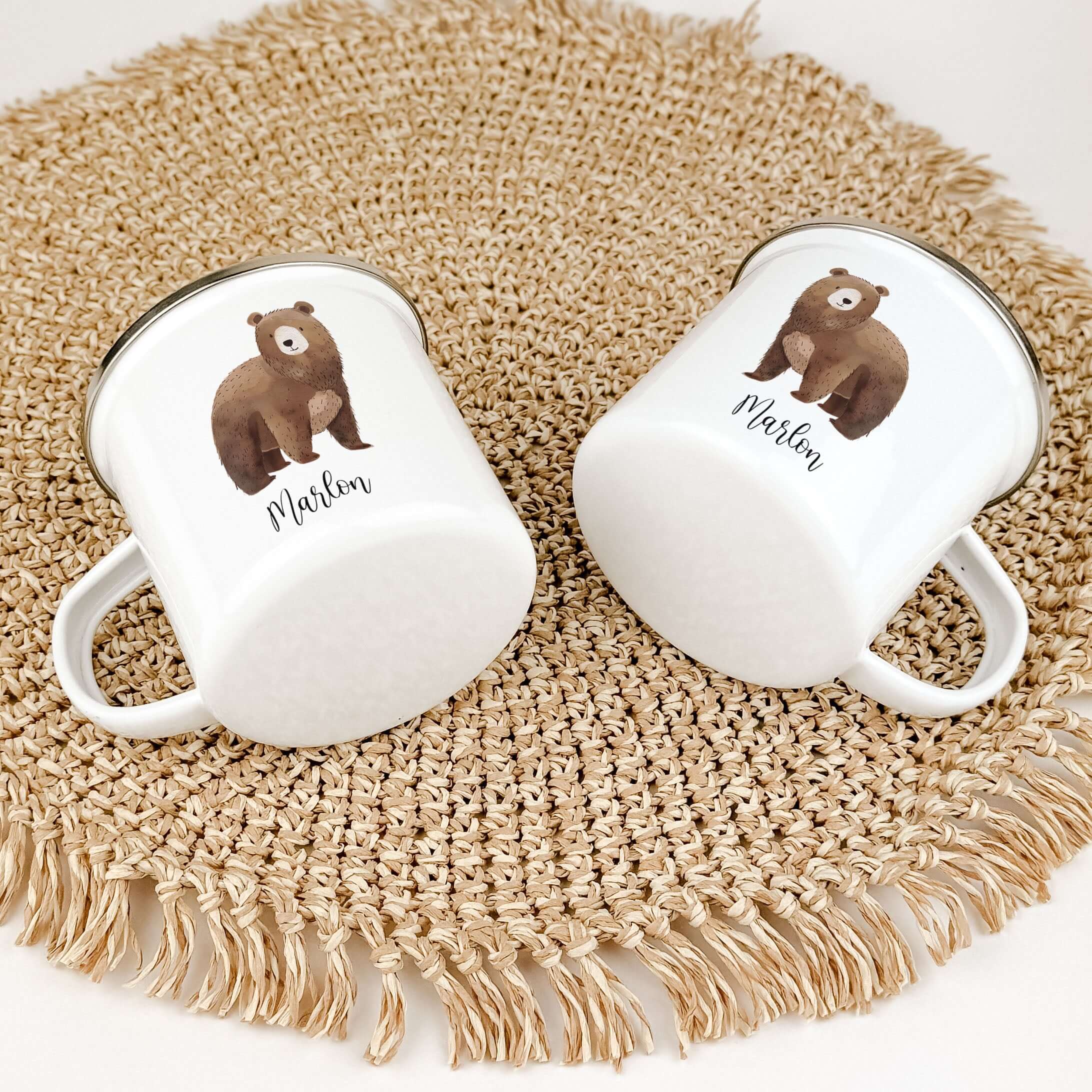 Emaille Tasse Bär No2-famprints-Emaille Tasse-Entdecke die zauberhafte Emaille Tasse Bär No2 – das perfekte Geschenk für kleine Entdecker! Mit einem liebevollen Aquarelldruck eines süßen kleinen Bären und der Möglichkeit, den Namen individuell zu verewige