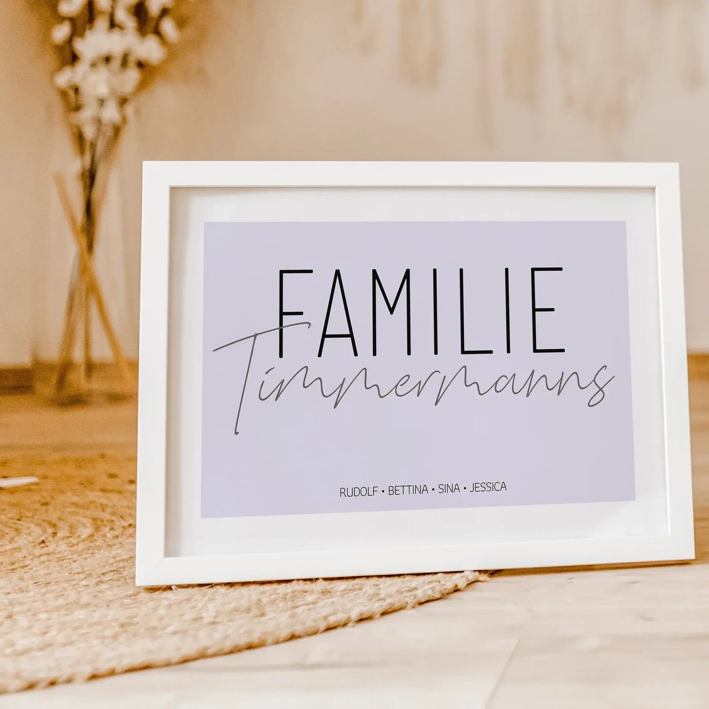 Familienposter Handschrift-famprints-Personalisiertes Poster-Auf dem stilvollen Familienposter 'Handschrift' findest du einen großen 'Familie' Schriftzug und darunter die Personalisierung mit deinem Wunschtext. In unserem Beispiel haben wir uns für den Fa