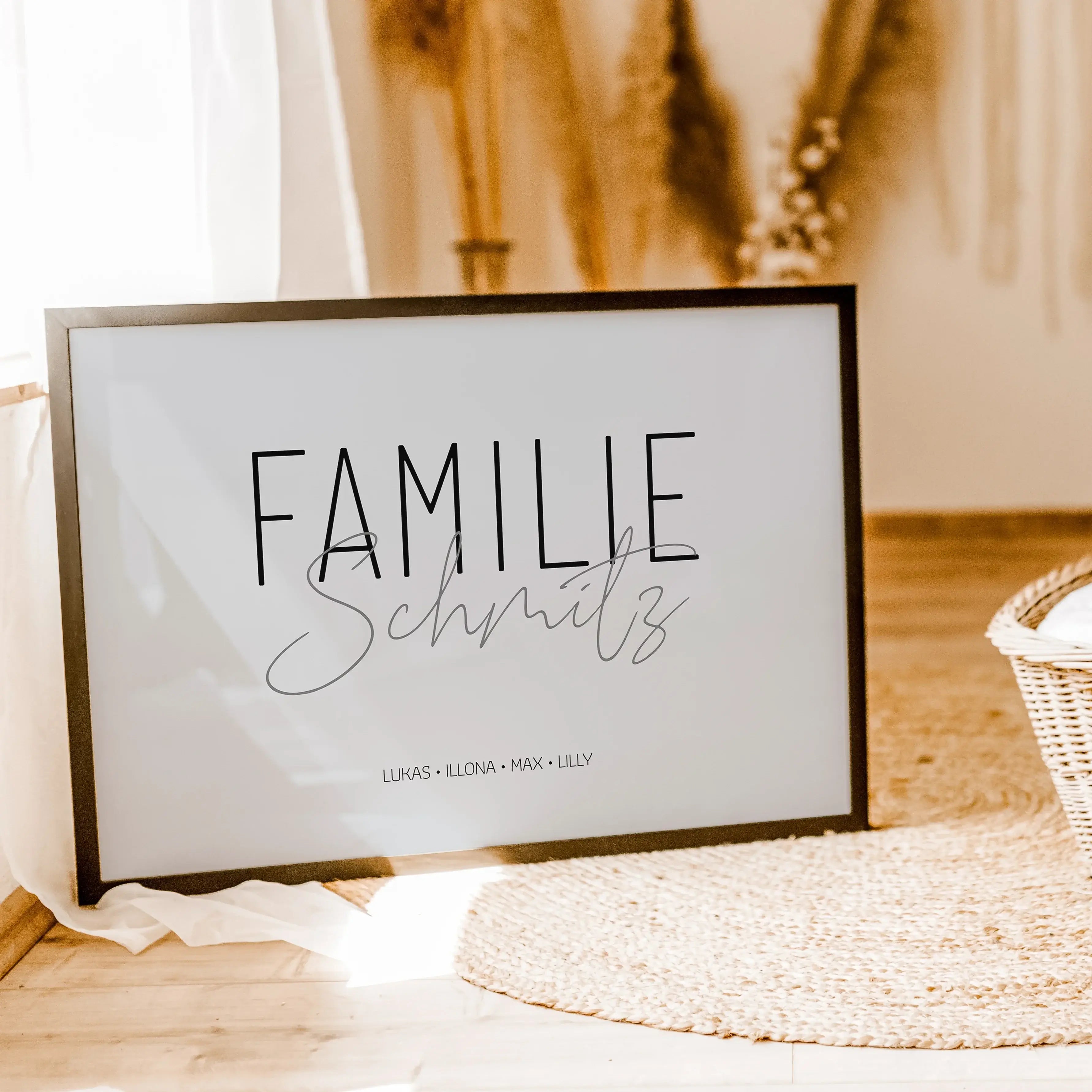 Familienposter Handschrift-famprints-Personalisiertes Poster-Auf dem stilvollen Familienposter 'Handschrift' findest du einen großen 'Familie' Schriftzug und darunter die Personalisierung mit deinem Wunschtext. In unserem Beispiel haben wir uns für den Fa