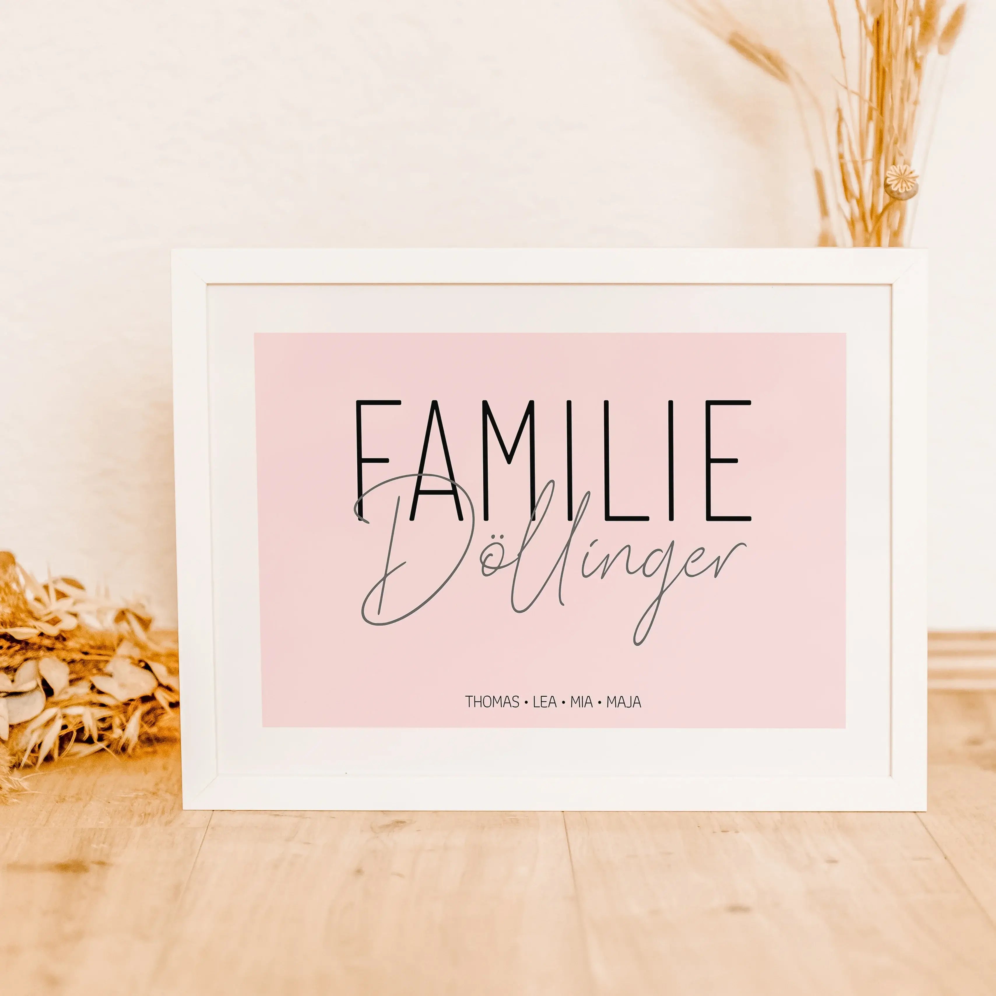 Familienposter Handschrift-famprints-Personalisiertes Poster-Auf dem stilvollen Familienposter 'Handschrift' findest du einen großen 'Familie' Schriftzug und darunter die Personalisierung mit deinem Wunschtext. In unserem Beispiel haben wir uns für den Fa