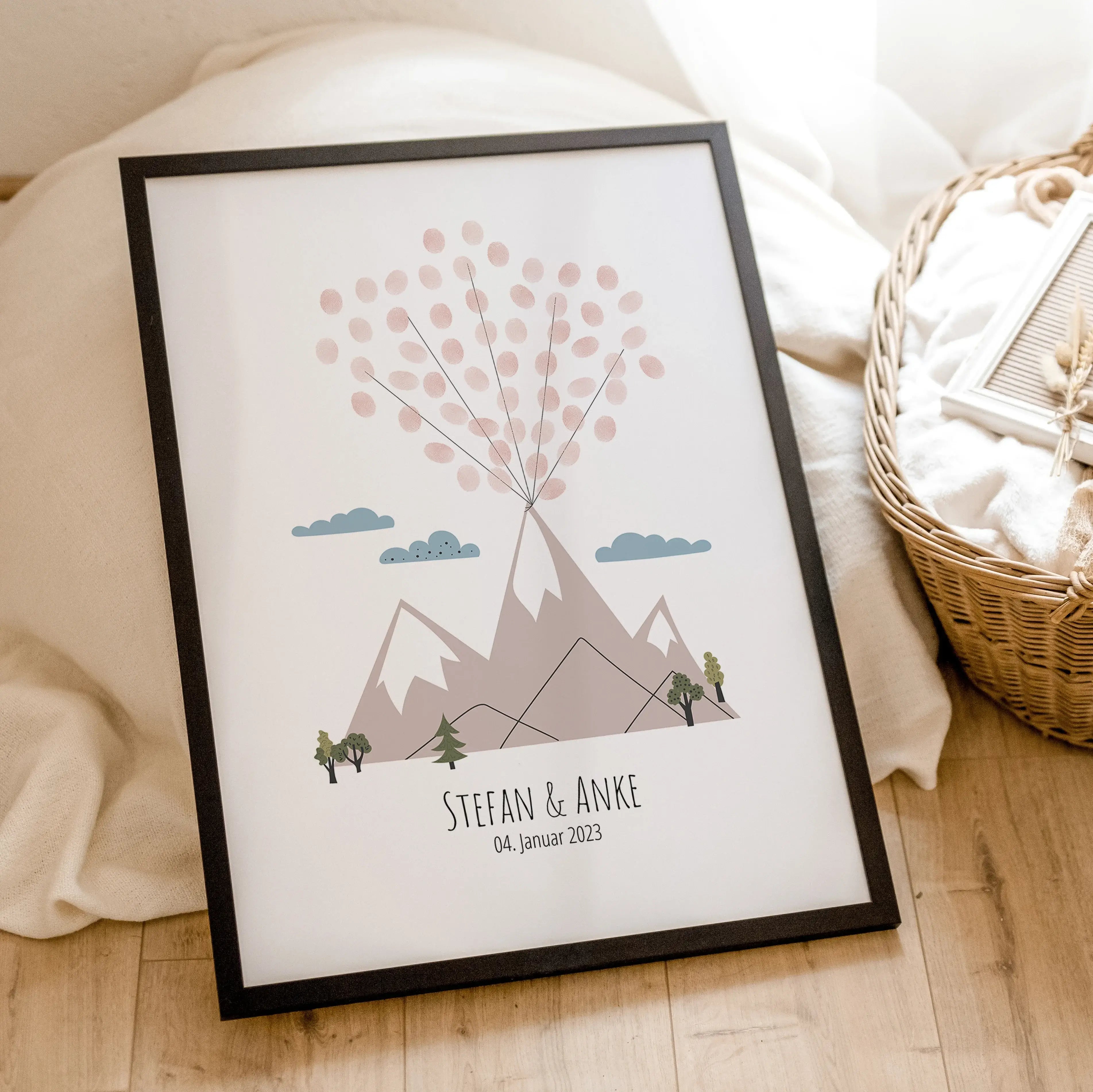 Fingerabdruck Bild 'Berge'-famprints-Personalisiertes Poster-Auf dem Fingerabdruck Bild 'Berge' befindet sich eine große Berglandschaft, wahlweise in den Farbvarianten Polish Grey, Pale Rose oder Fog Green. Am Fuß des Berges befinden sich einige kleine Bä