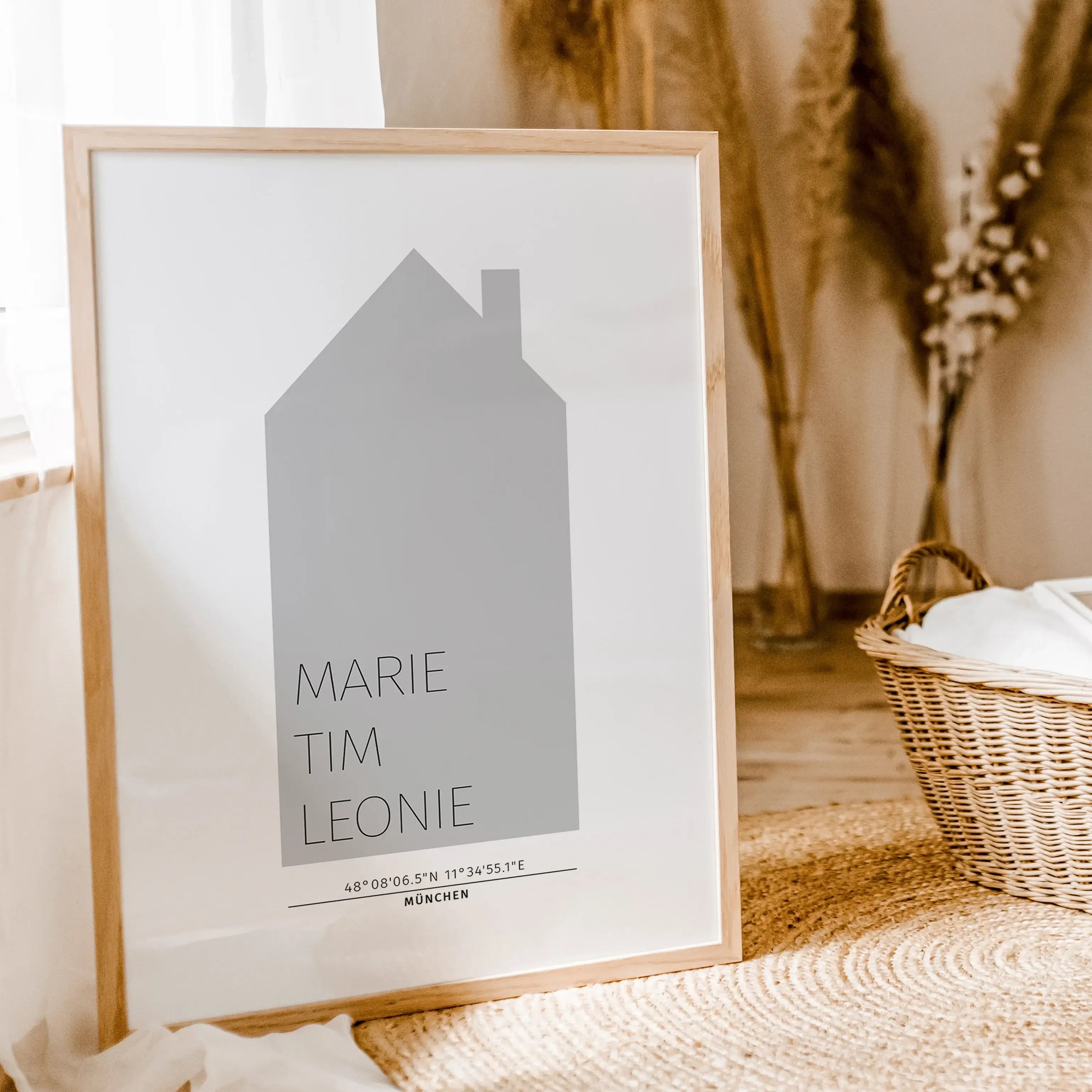 Familienposter Haus-famprints-Personalisiertes Poster-Auf dem Familienposter Haus findest du die Silhouette von einem Haus in unterschiedlichen Farben. Das Haus kann mit deinem Wunschtext personalisiert werden. In unserem Beispiel haben wir uns für die Na