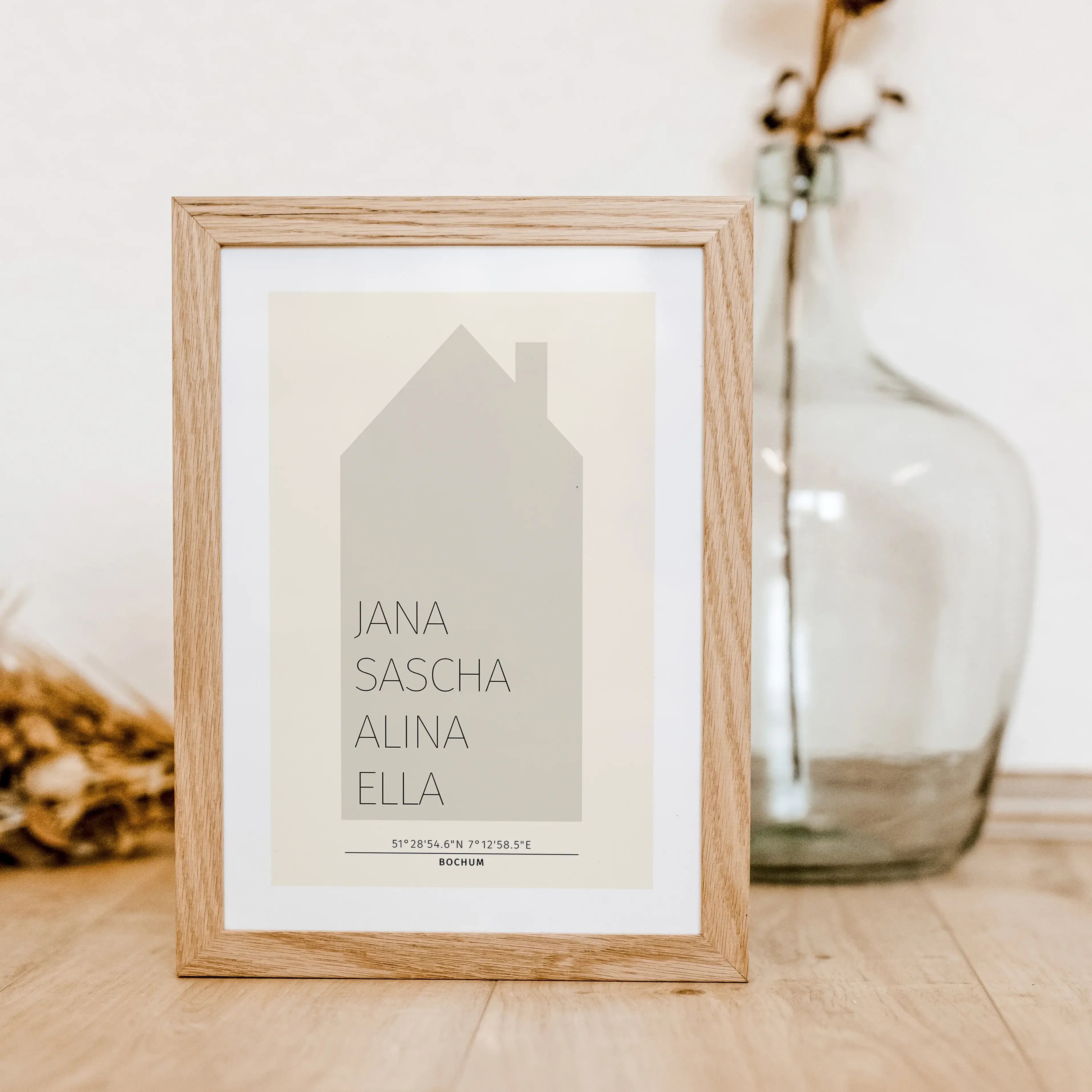 Familienposter Haus-famprints-Personalisiertes Poster-Auf dem Familienposter Haus findest du die Silhouette von einem Haus in unterschiedlichen Farben. Das Haus kann mit deinem Wunschtext personalisiert werden. In unserem Beispiel haben wir uns für die Na