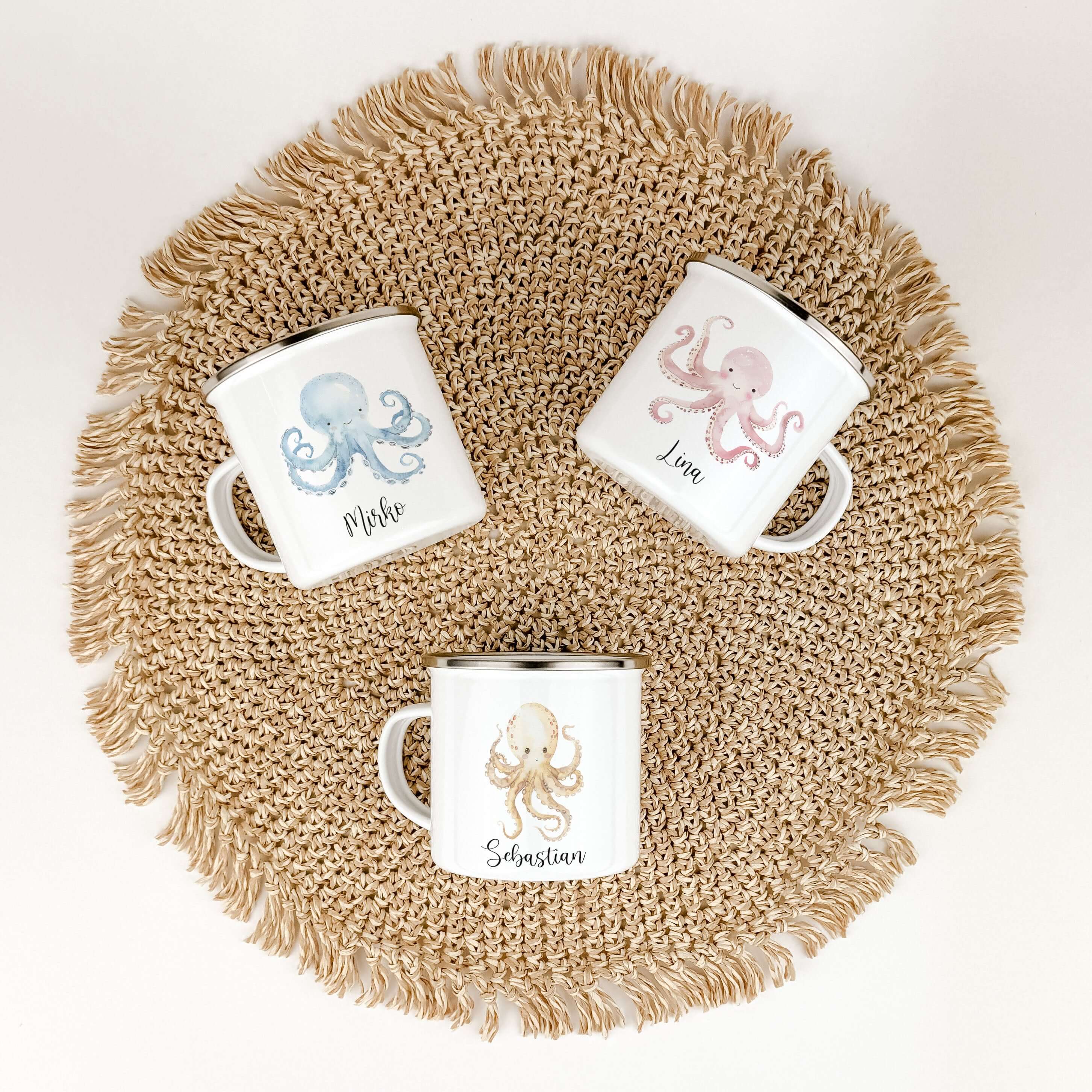 Emaille Tasse Krake-famprints-Emaille Tasse-Entdecke die zauberhafte Emaille Tasse mit einer süßen Krake, die nicht nur ein praktisches Trinkgefäß ist, sondern auch das Herz deines Kindes höherschlagen lässt. Mit jedem Schluck aus dieser liebevoll gestalt
