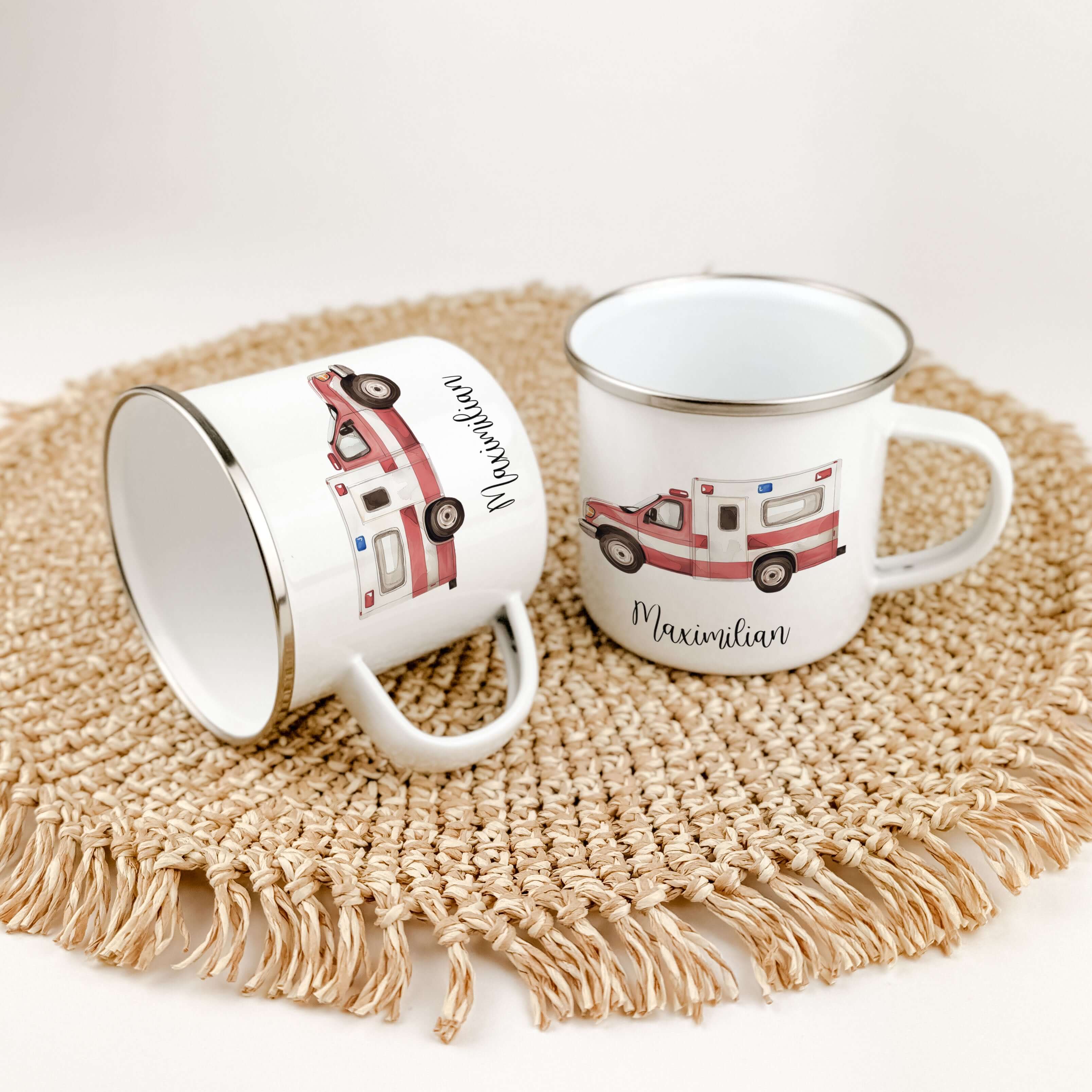 Emaille Tasse Krankenwagen-famprints-Emaille Tasse-Entdecke die perfekte Emaille Tasse für kleine Helden: Unsere personalisierte Tasse mit einem liebevoll gestalteten Krankenwagen in Aquarell-Optik ist nicht nur ein praktisches Accessoire, sondern auch ei