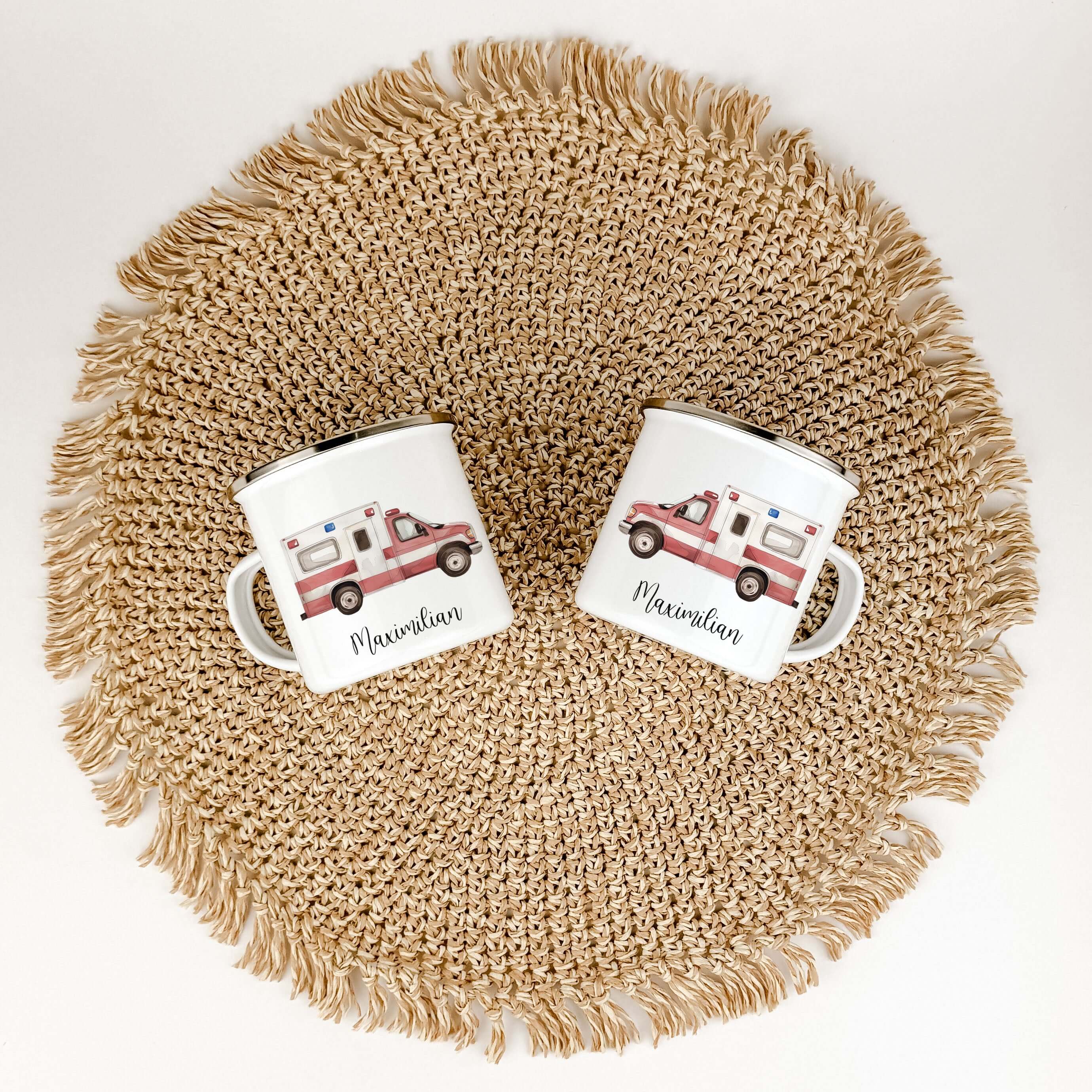 Emaille Tasse Krankenwagen-famprints-Emaille Tasse-Entdecke die perfekte Emaille Tasse für kleine Helden: Unsere personalisierte Tasse mit einem liebevoll gestalteten Krankenwagen in Aquarell-Optik ist nicht nur ein praktisches Accessoire, sondern auch ei