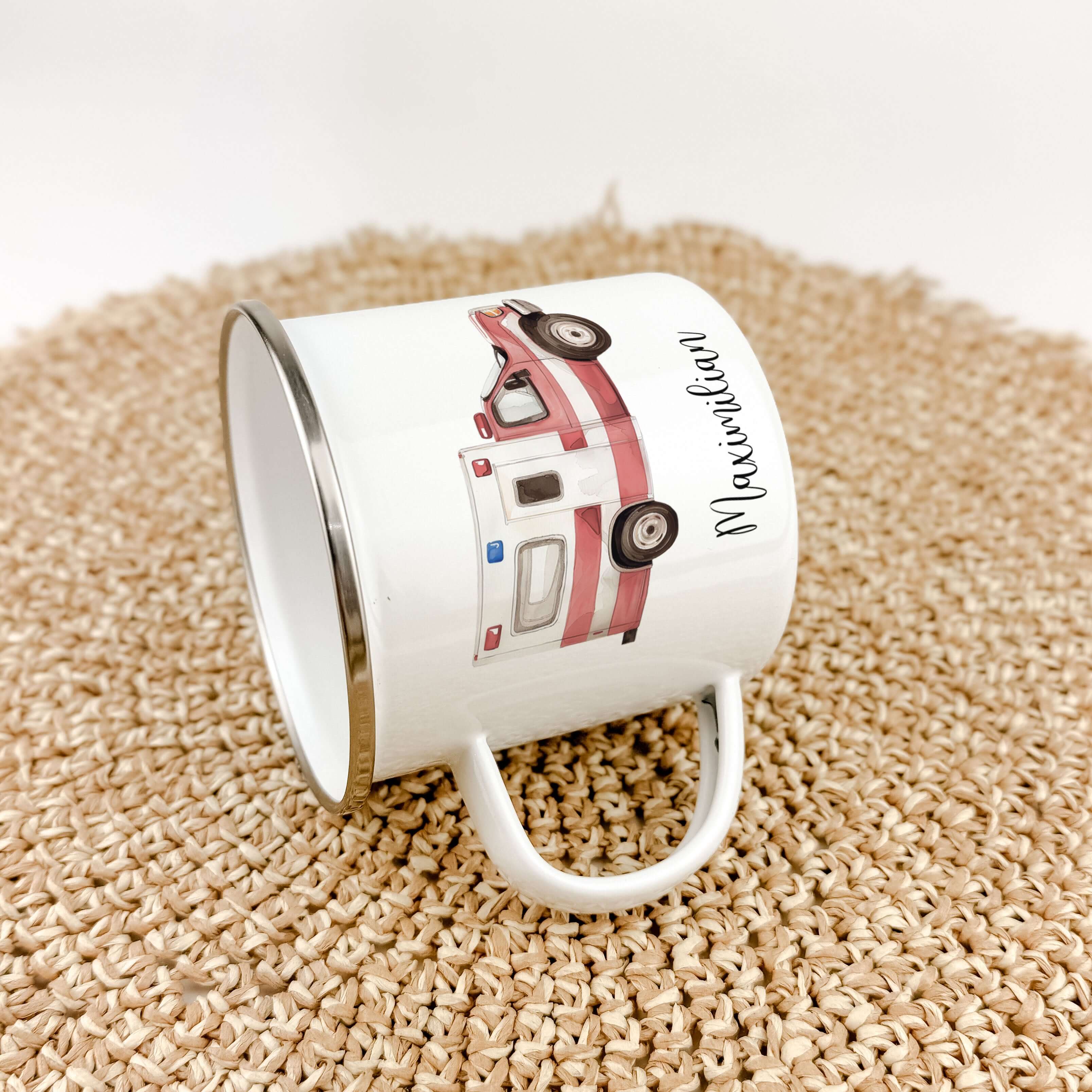 Emaille Tasse Krankenwagen-famprints-Emaille Tasse-Entdecke die perfekte Emaille Tasse für kleine Helden: Unsere personalisierte Tasse mit einem liebevoll gestalteten Krankenwagen in Aquarell-Optik ist nicht nur ein praktisches Accessoire, sondern auch ei