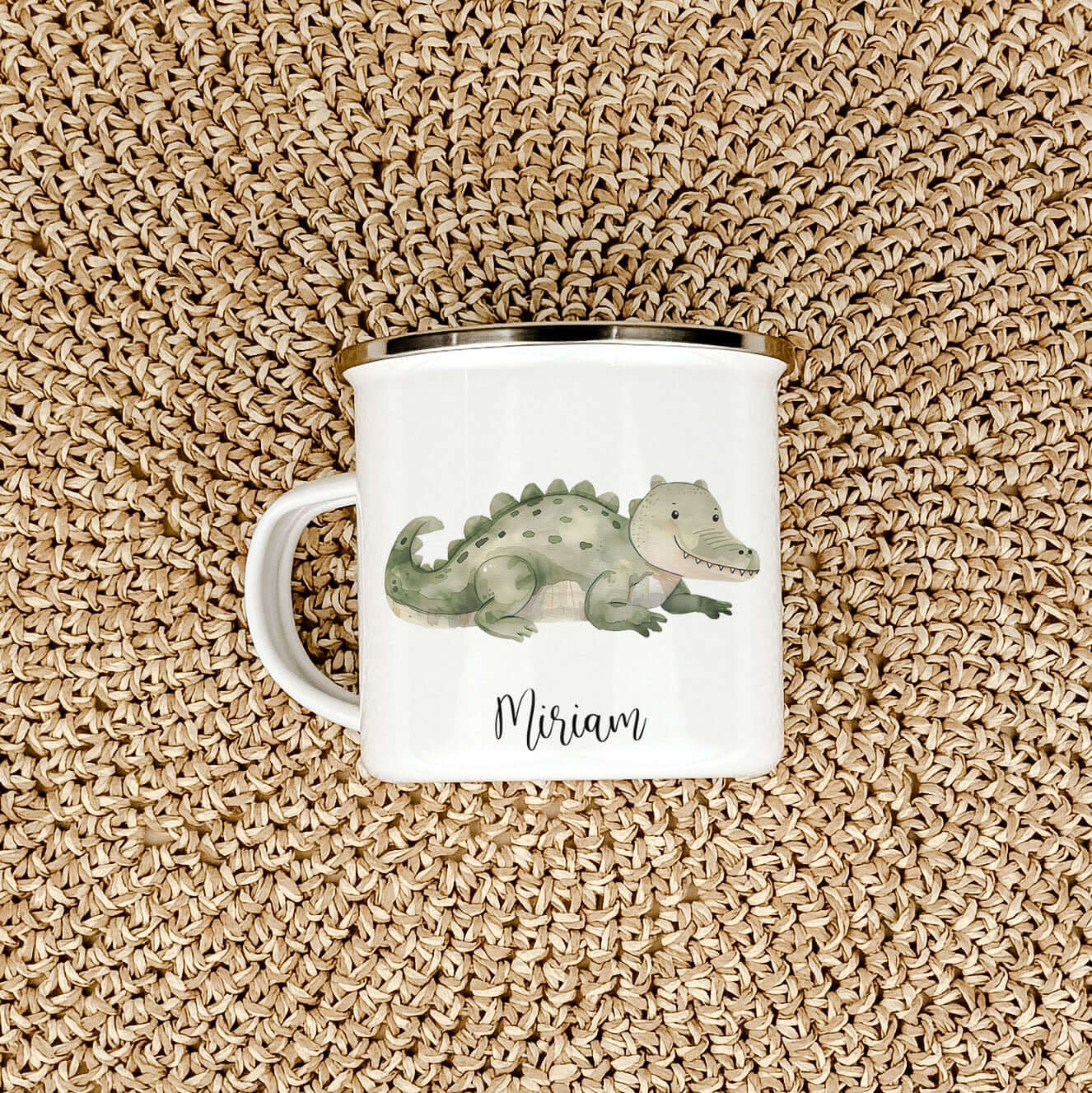 Emaille Tasse Krokodil-famprints-Emaille Tasse-Entdecke die zauberhafte Emaille Tasse Krokodil, die nicht nur ein praktisches Trinkgefäß ist, sondern auch ein liebevolles Geschenk für kleine Abenteurer. Mit ihrem einzigartigen Krokodil-Motiv in Aquarell-O