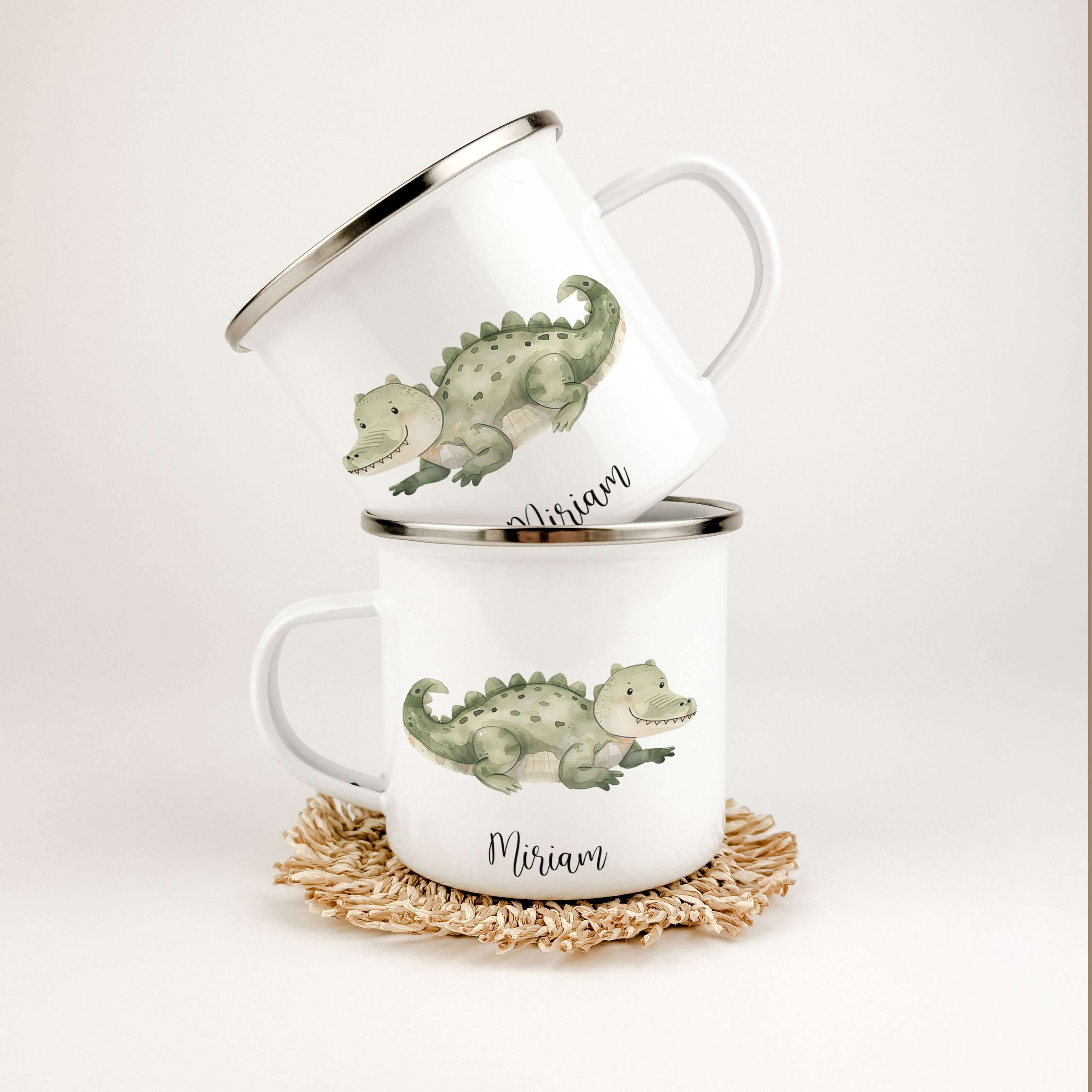 Emaille Tasse Krokodil-famprints-Emaille Tasse-Entdecke die zauberhafte Emaille Tasse Krokodil, die nicht nur ein praktisches Trinkgefäß ist, sondern auch ein liebevolles Geschenk für kleine Abenteurer. Mit ihrem einzigartigen Krokodil-Motiv in Aquarell-O