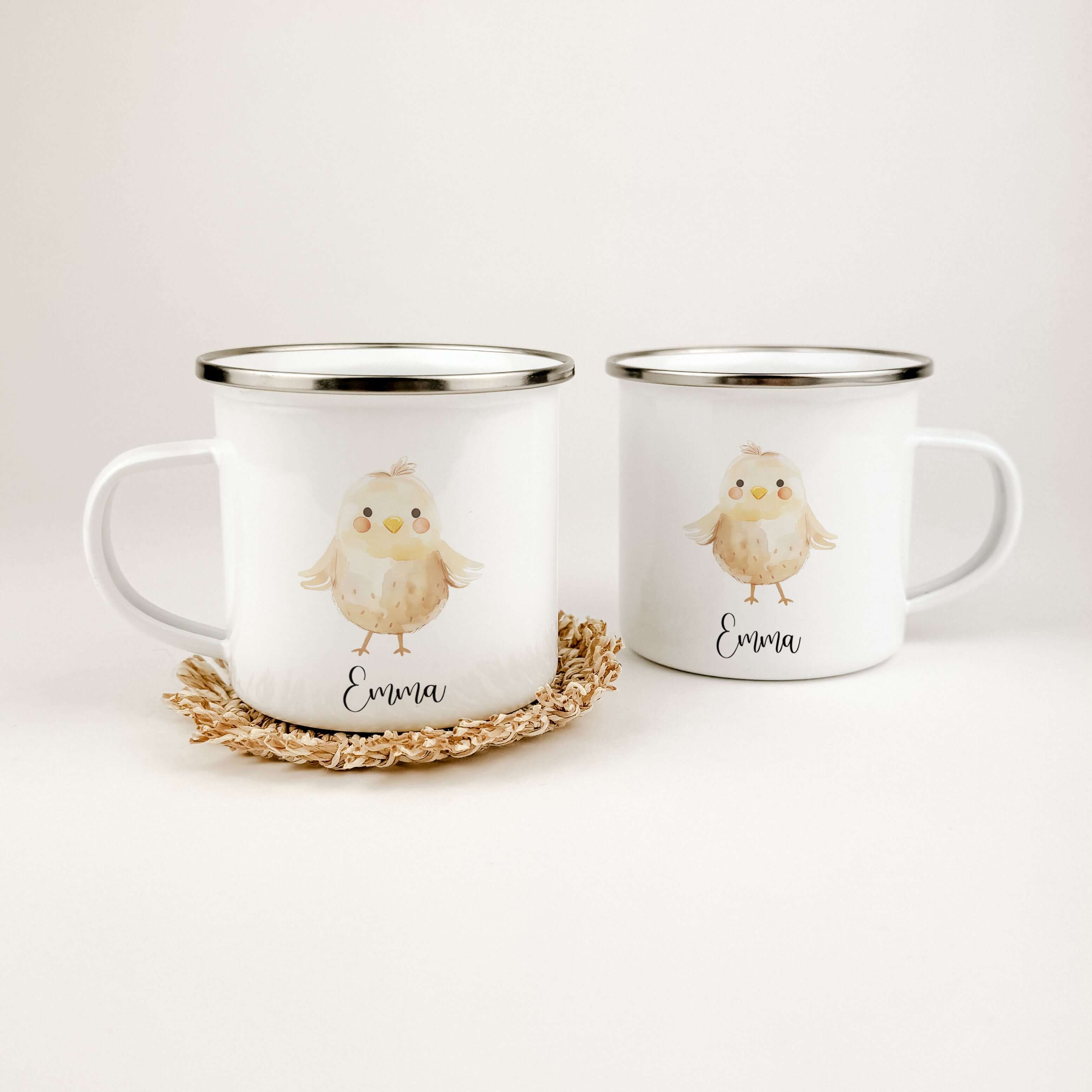 Emaille Tasse Küken-famprints-Emaille Tasse-Entdecke die zauberhafte Emaille Tasse mit einem süßen Küken, die nicht nur praktisch ist, sondern auch ein Stück Freude in den Alltag bringt. Du suchst nach einem besonderen Geschenk für dein Kind oder einen kl