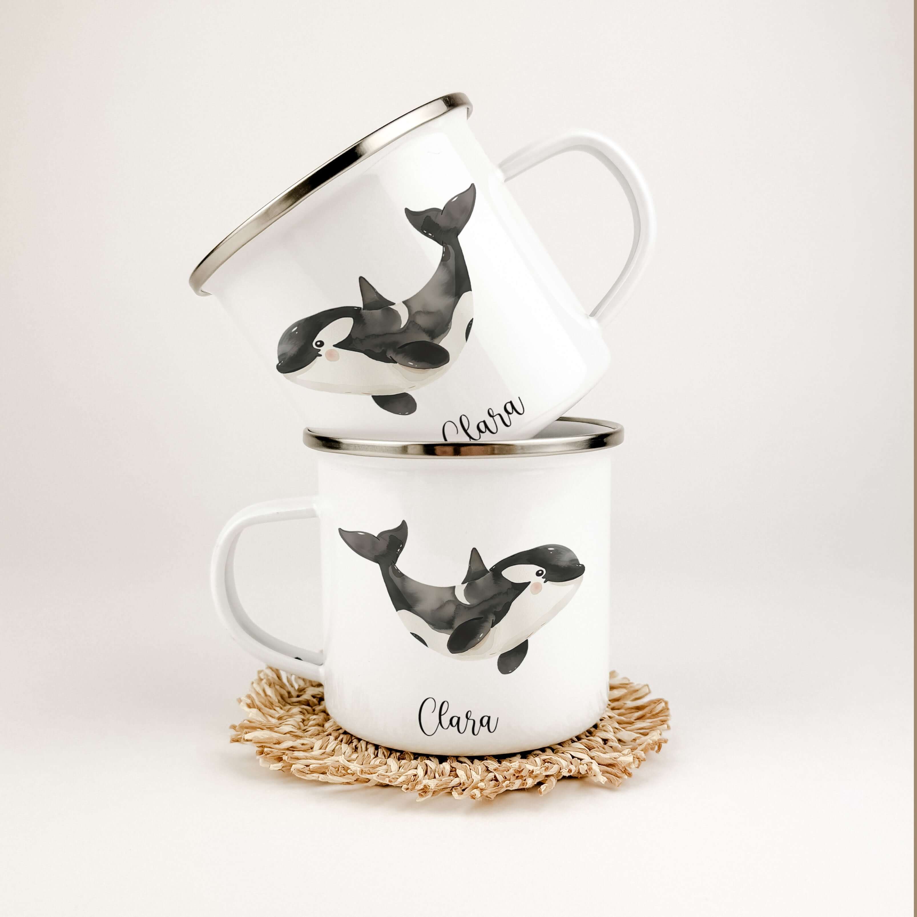 Emaille Tasse Orca-famprints-Emaille Tasse-Entdecke die zauberhafte Emaille Tasse Orca, ein einzigartiges Stück für kleine Abenteurer. Diese personalisierte Emaille Tasse begeistert nicht nur durch ihr einzigartiges Design, sondern sorgt auch für unverges