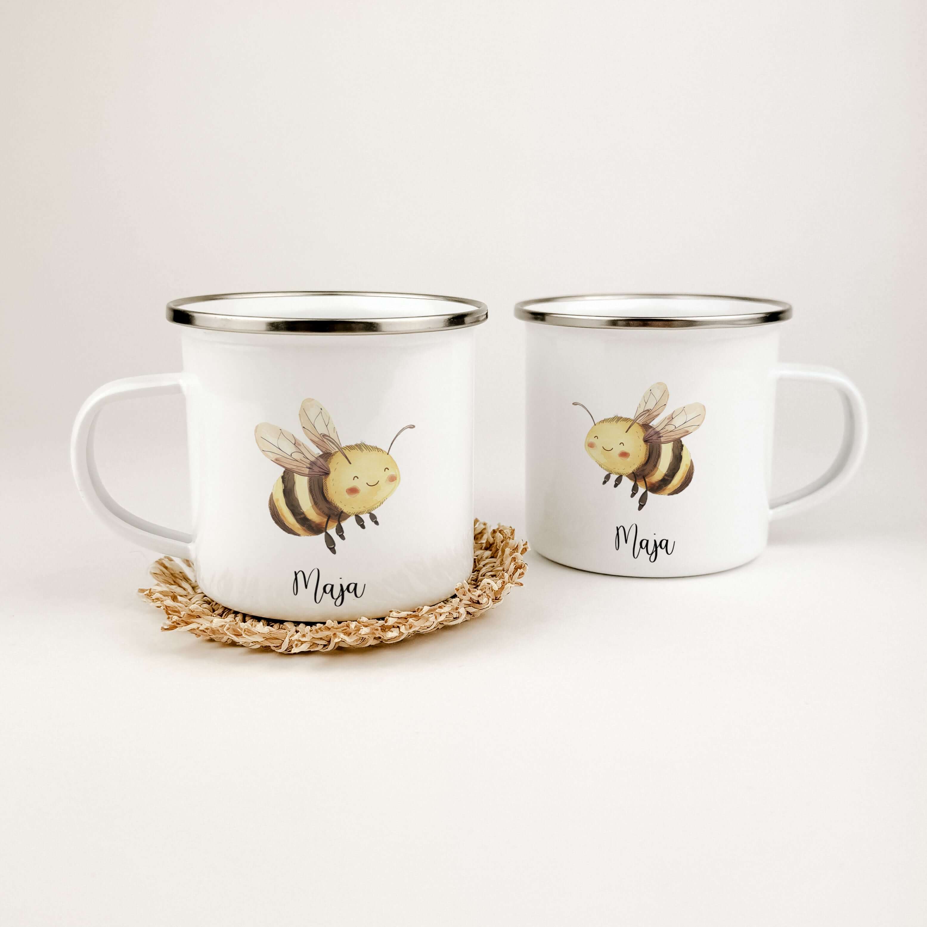 Emaille Tasse Biene-famprints-Emaille Tasse-Entdecke die zauberhafte Emaille Tasse Biene – das perfekte Geschenk für kleine Imker! Mit einem personalisierten Namen bedruckt, wird jede Tasse zum einzigartigen Begleiter. Die süße kleine Biene in lebendiger