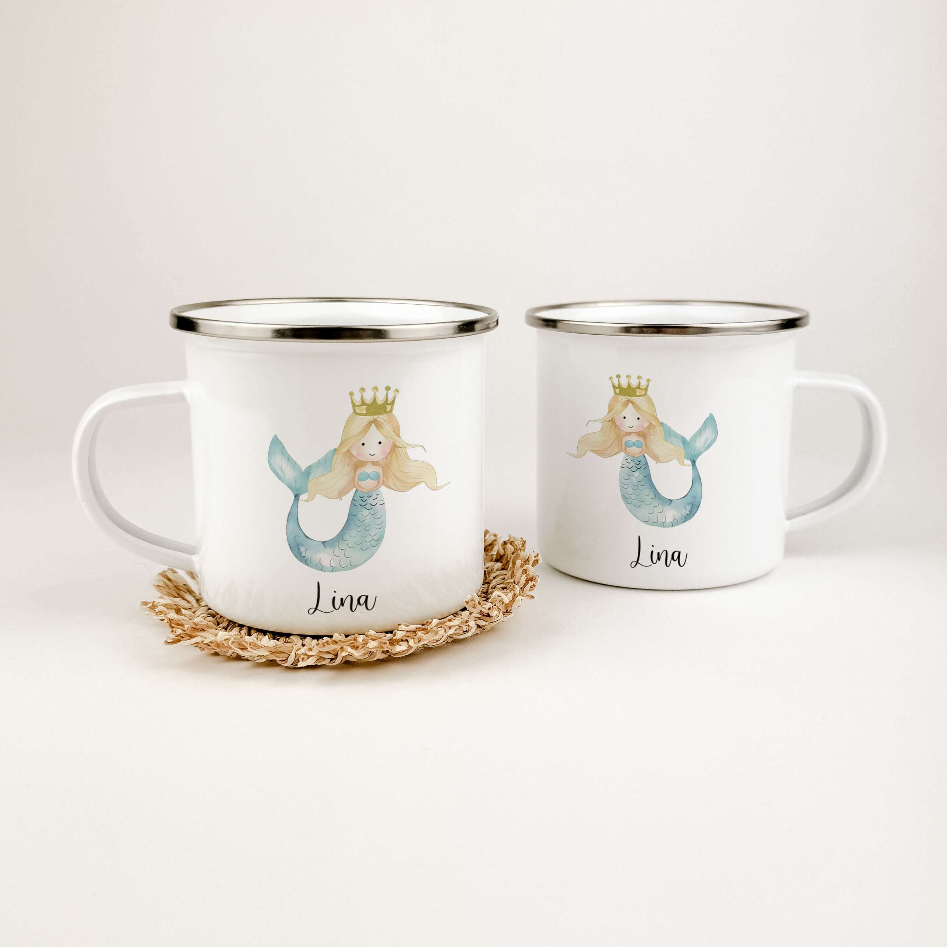 Emaille Tasse Meerjungfrau Azura-famprints-Emaille Tasse-Tauche ein in die faszinierende Unterwasserwelt der Meerjungfrauen mit unserer personalisierten Emaille Tasse! Mit ihrem brillanten und langlebigen Druck ist unsere Tasse nicht nur ein echter Blickf