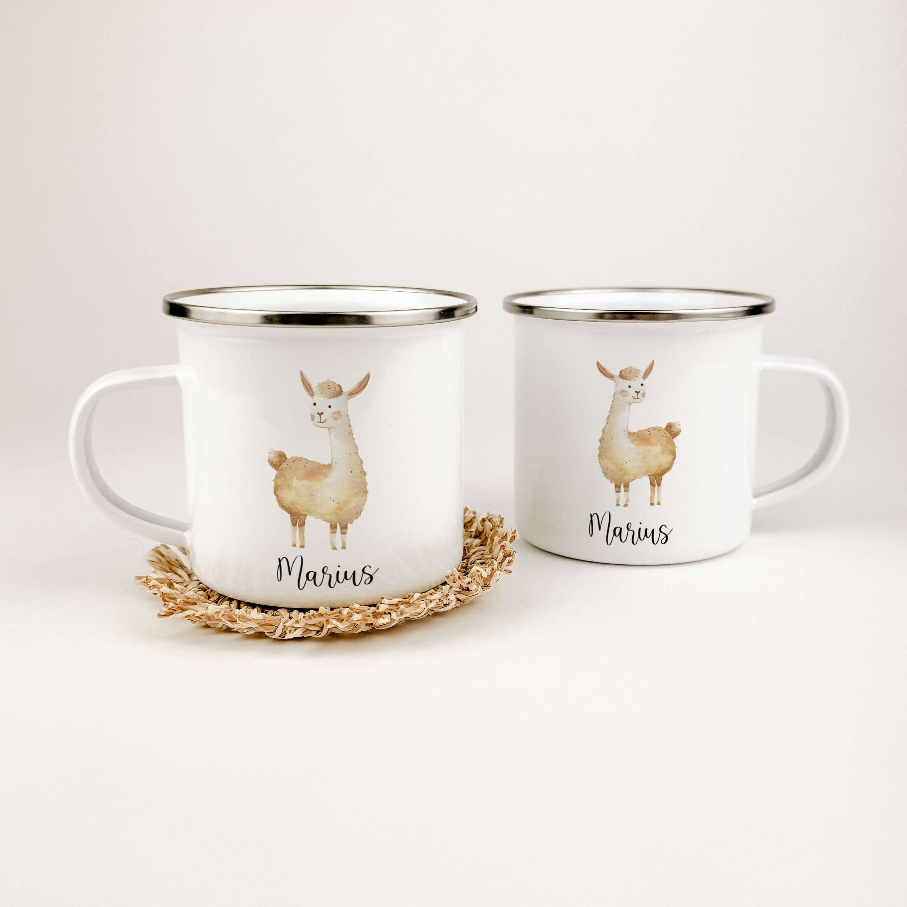 Emaille Tasse Lama-famprints-Emaille Tasse-Entdecke unsere personalisierte Emaille Tasse Lama - ein einzigartiges und liebevoll gestaltetes Geschenk für Kinder! Mit einem süßen kleinen Lama in Aquarell Optik bedruckt, ist diese Tasse nicht nur optisch ans