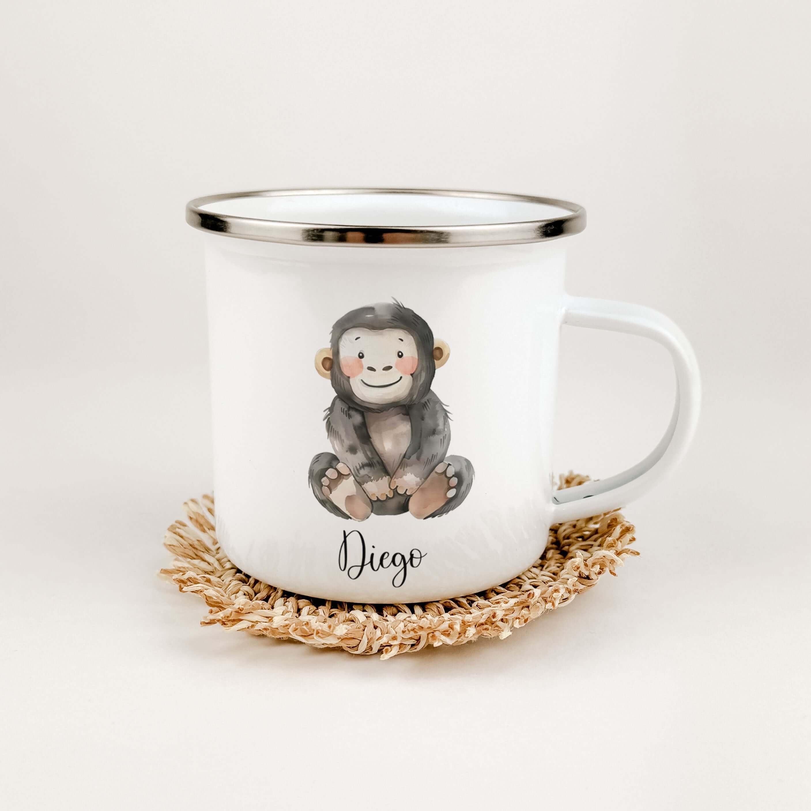 Emaille Tasse Affe-famprints-Emaille Tasse-Entdecke unsere personalisierte Emaille Tasse mit dem süßen Affenmotiv! Diese besondere Tasse wird mit Liebe von uns bedruckt und ist ein echter Blickfang. Der brillante und langlebige Druck sorgt dafür, dass das
