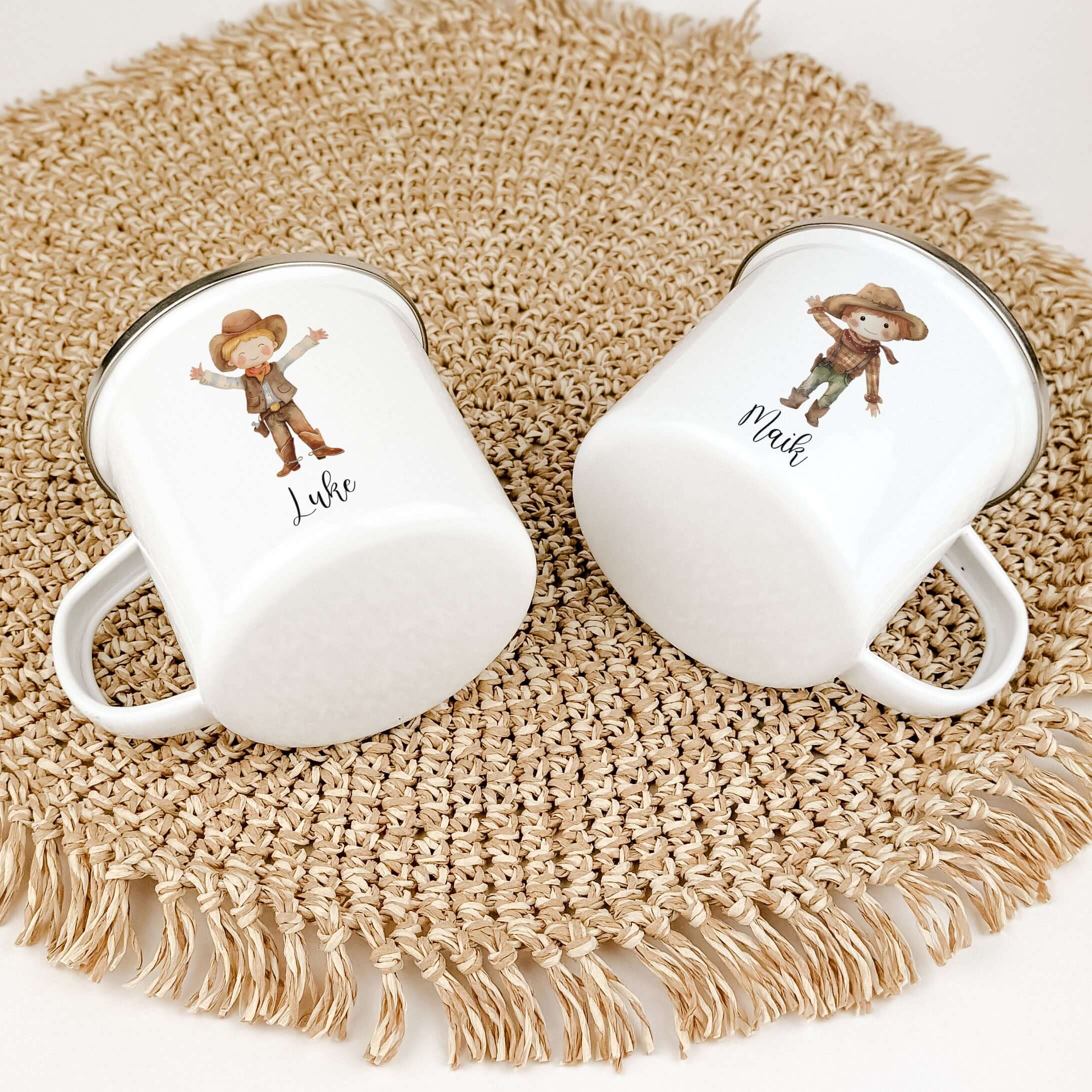 Emaille Tasse Cowboy-famprints-Emaille Tasse-Mit ihrem liebevoll gestalteten süßen Cowboy in Aquarell Optik ist diese Tasse nicht nur ein echter Hingucker, sondern auch ein perfektes Geschenk für Kinder zur Einschulung, Taufe oder Ostern. Der brillante un
