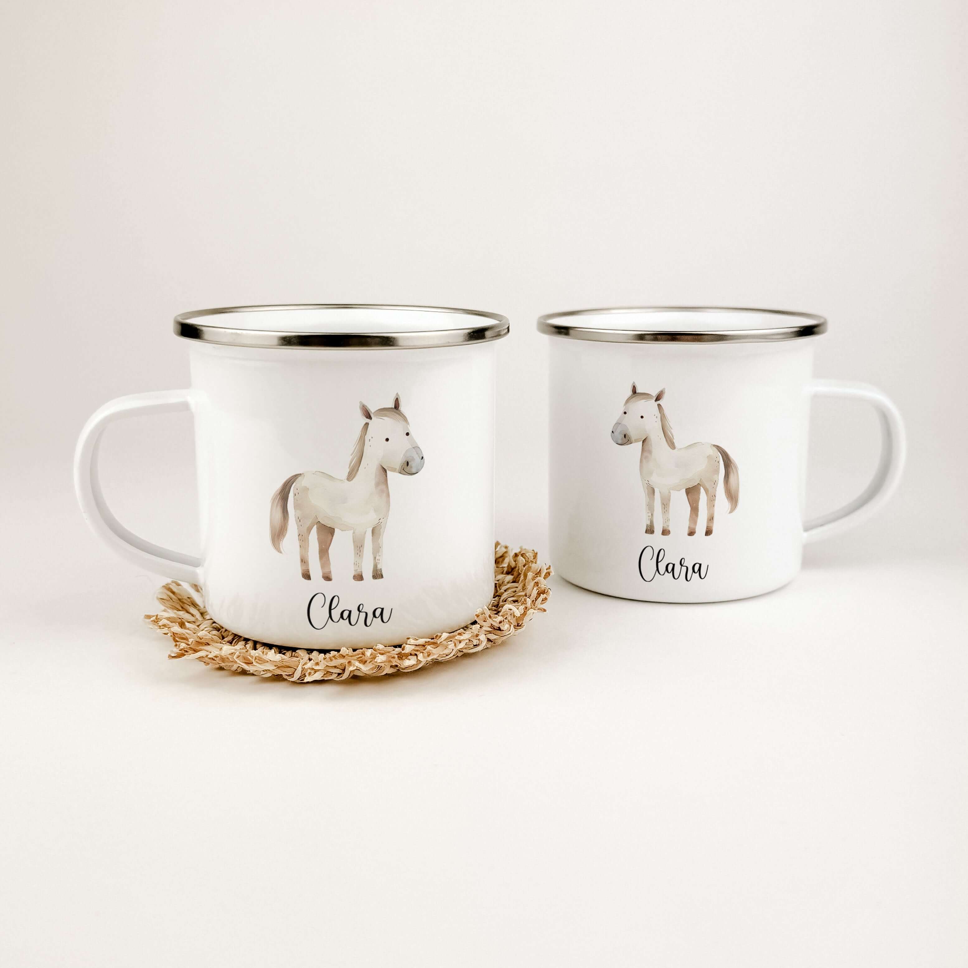 Emaille Tasse Pferd-famprints-Emaille Tasse-Entdecke die zauberhafte Emaille Tasse mit einem süßen Pferd, die nicht nur praktisch ist, sondern auch ein Stückchen Freude in den Alltag deines Kindes bringt. Diese personalisierte Tasse wird mit Liebe für dic