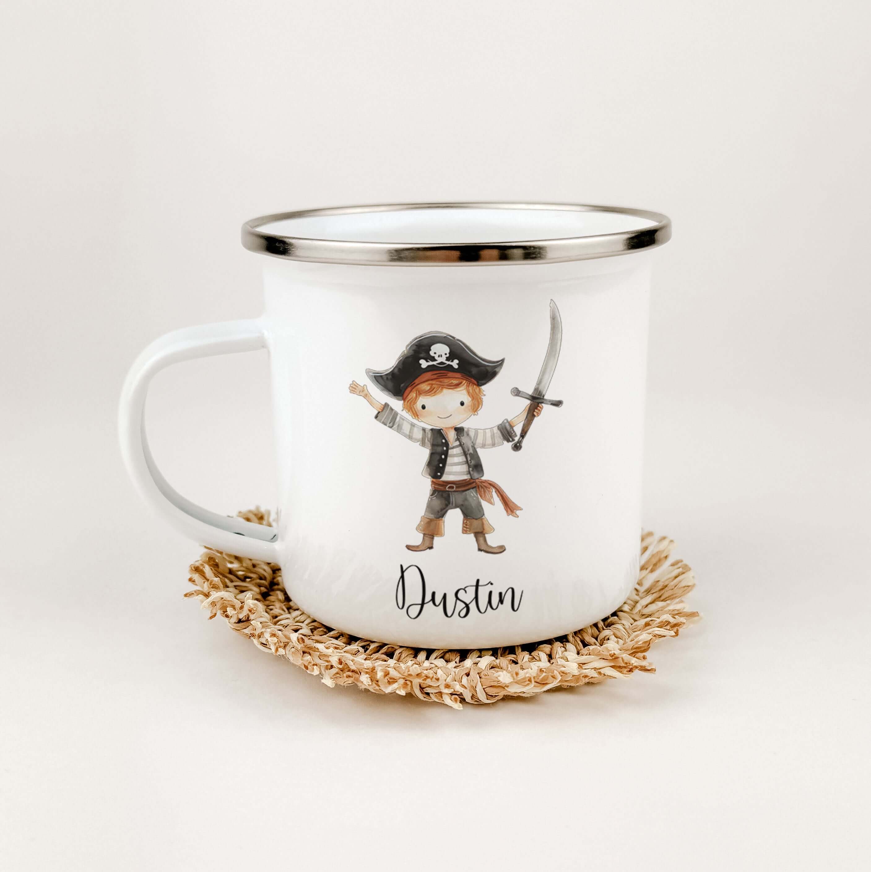 Emaille Tasse Pirat-famprints-Emaille Tasse-Entdecke die perfekte Emaille Tasse für kleine Abenteurer! Diese personalisierte Kindertasse ist nicht nur ein praktischer Begleiter im Alltag, sondern auch ein zauberhaftes Stück, das Kinderaugen zum Strahlen b