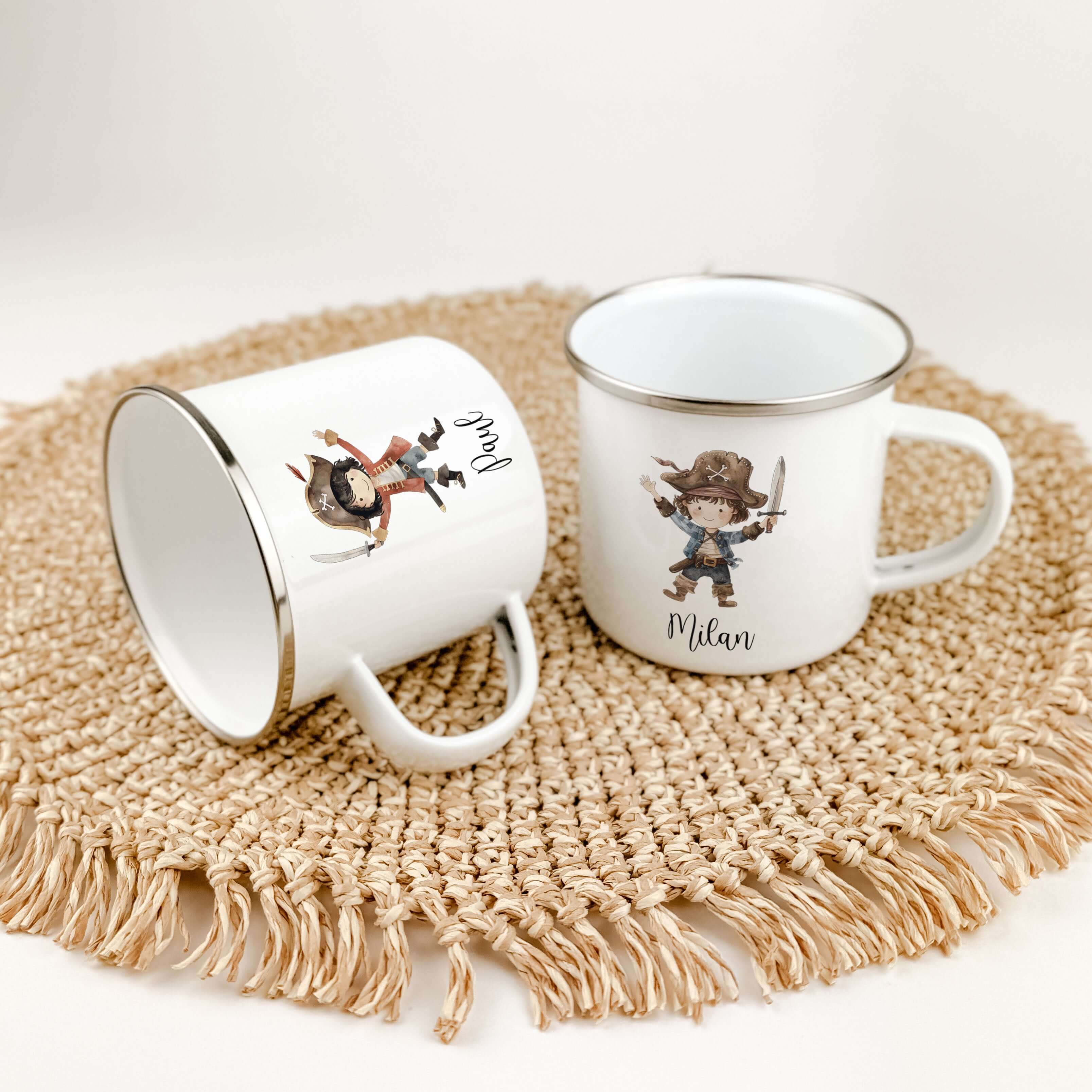 Emaille Tasse Pirat-famprints-Emaille Tasse-Entdecke die perfekte Emaille Tasse für kleine Abenteurer! Diese personalisierte Kindertasse ist nicht nur ein praktischer Begleiter im Alltag, sondern auch ein zauberhaftes Stück, das Kinderaugen zum Strahlen b