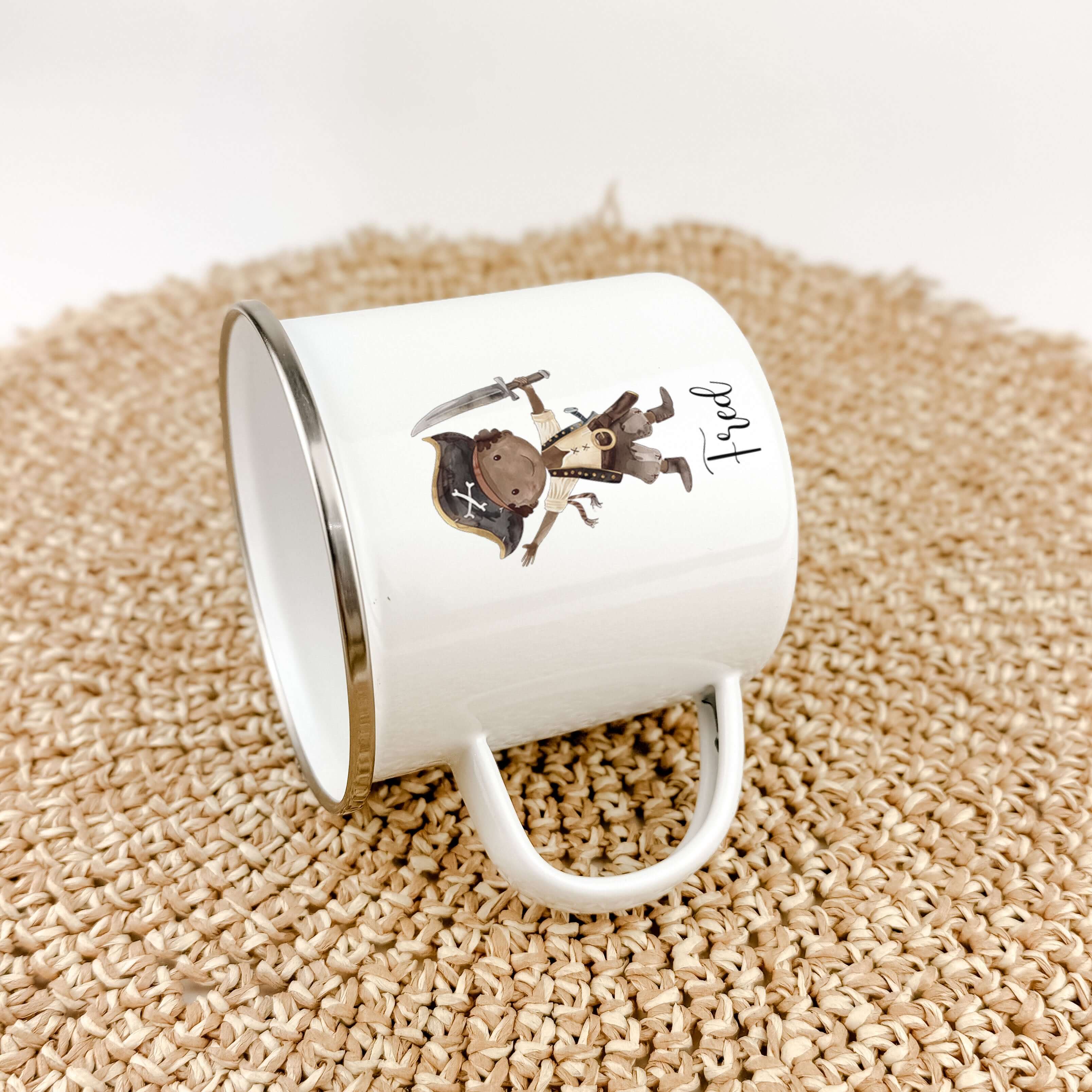 Emaille Tasse Pirat-famprints-Emaille Tasse-Entdecke die perfekte Emaille Tasse für kleine Abenteurer! Diese personalisierte Kindertasse ist nicht nur ein praktischer Begleiter im Alltag, sondern auch ein zauberhaftes Stück, das Kinderaugen zum Strahlen b