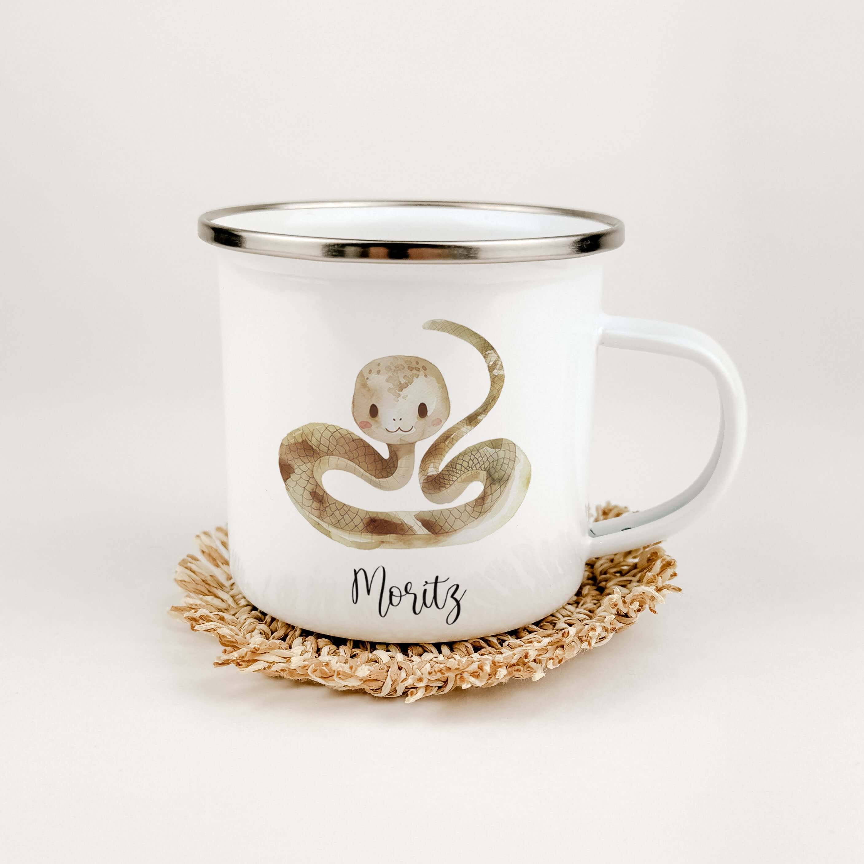 Emaille Tasse Schlange-famprints-Emaille Tasse-Entdecke die zauberhafte Emaille Tasse Schlange, ein personalisierter Begleiter, der das Herz deines Kindes höher schlagen lässt! Diese Emaille Tasse personalisiert sorgt für Freude bei jedem Schluck und läss