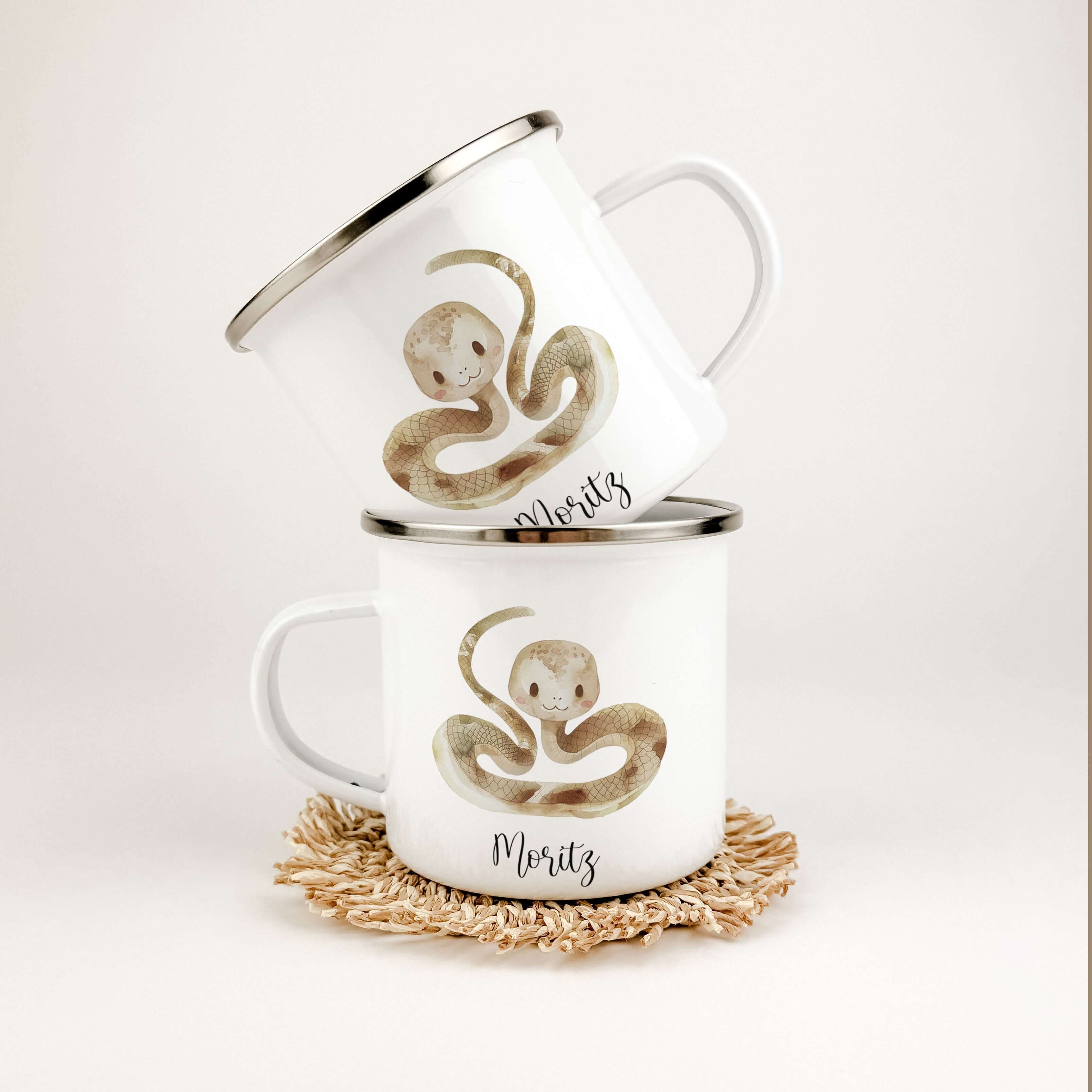 Emaille Tasse Schlange-famprints-Emaille Tasse-Entdecke die zauberhafte Emaille Tasse Schlange, ein personalisierter Begleiter, der das Herz deines Kindes höher schlagen lässt! Diese Emaille Tasse personalisiert sorgt für Freude bei jedem Schluck und läss