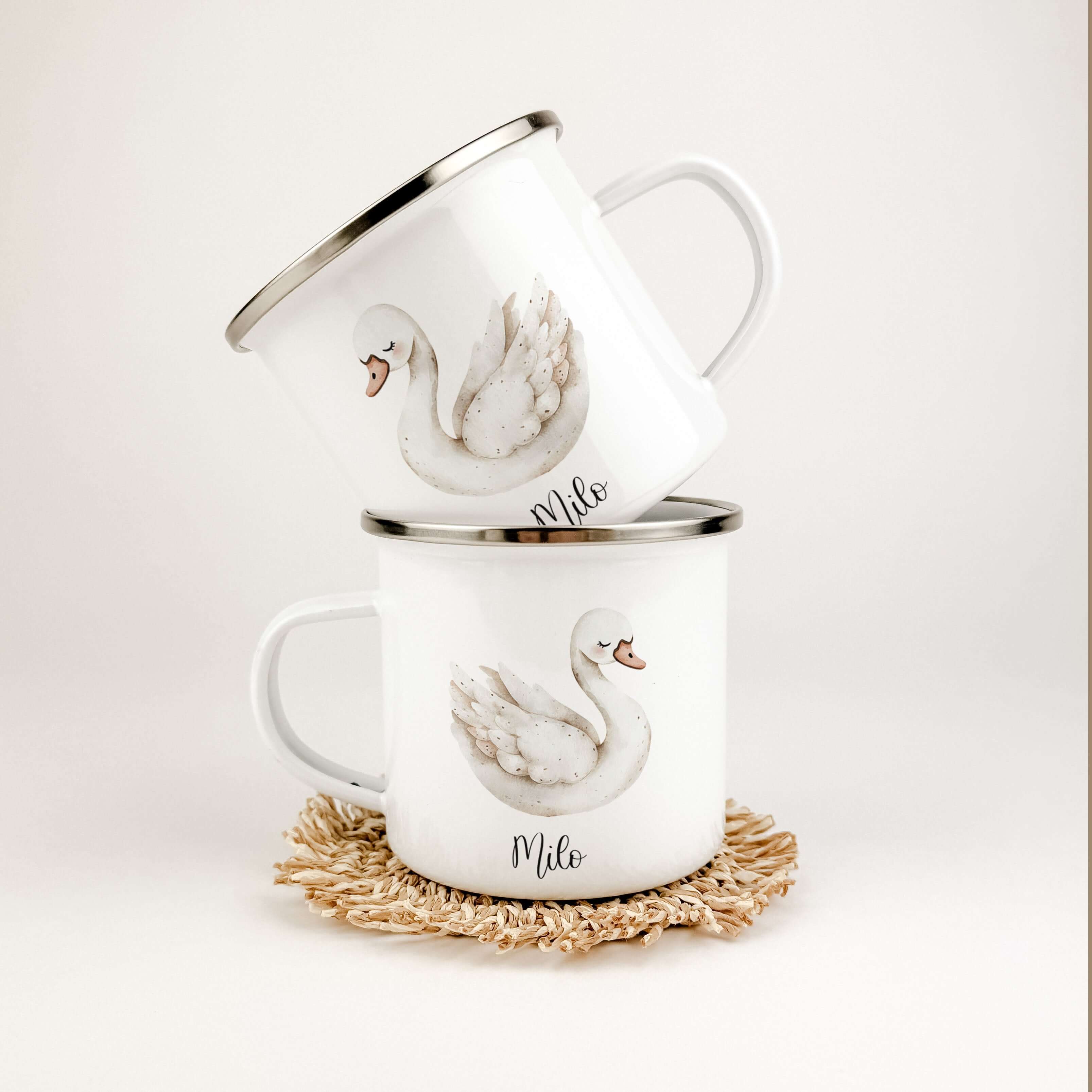Emaille Tasse Schwan-famprints-Emaille Tasse-Entdecke die zauberhafte Emaille Tasse Schwan – der ideale Begleiter für die kleinen Abenteuer deines Kindes! Diese liebevoll gestaltete Emaille Tasse personalisiert mit einem wunderschönen Schwan in Aquarell-O