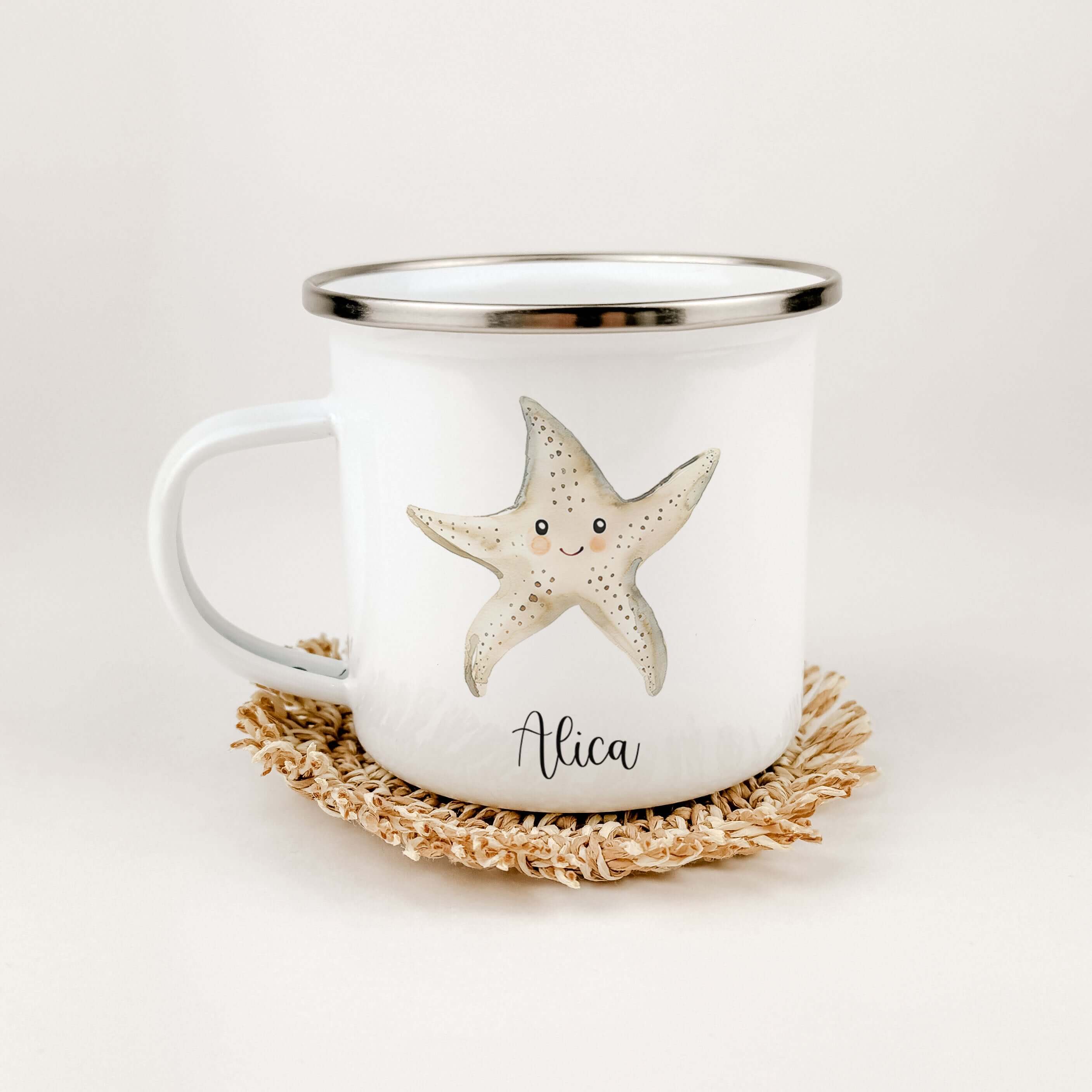 Emaille Tasse Seestern-famprints-Emaille Tasse-Entdecke die bezaubernde Emaille Tasse Seestern – das perfekte personalisierte Geschenk für alle kleinen Abenteurer! Diese Emaille Tasse personalisiert begeistert nicht nur mit ihrem einzigartigen, aquarellar