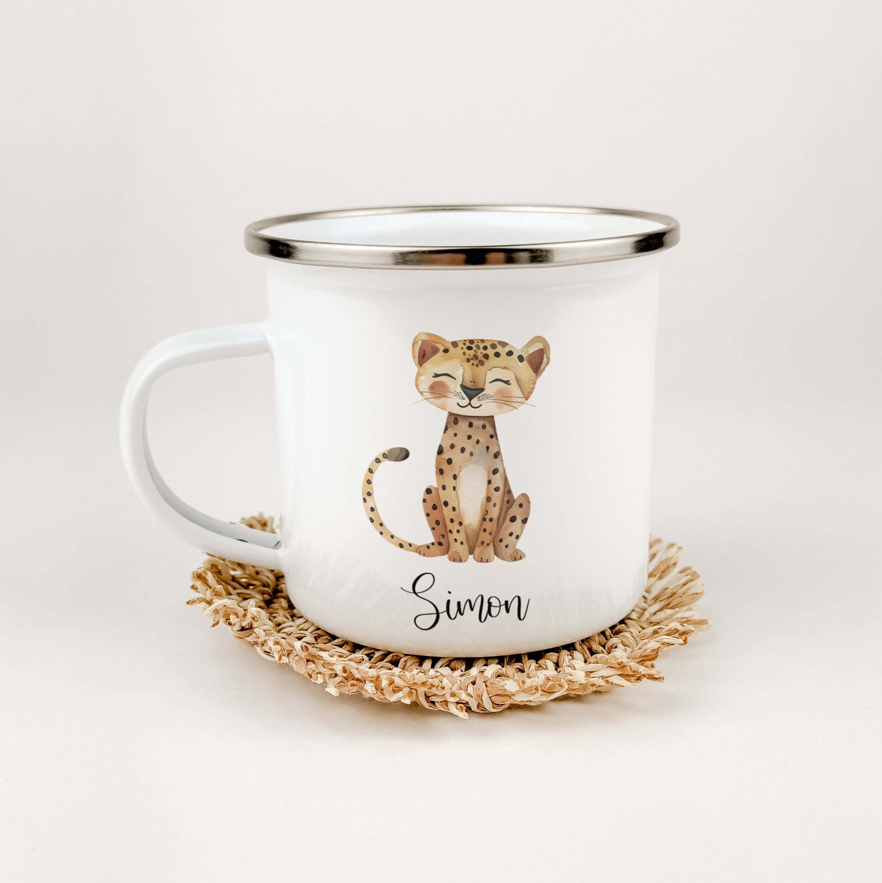 Emaille Tasse Gepard-famprints-Emaille Tasse-Entdecke die zauberhafte Emaille Tasse mit Gepard, die nicht nur ein praktisches Trinkgefäß ist, sondern auch ein ganz besonderes Stück für kleine Abenteuerer! Stelle dir vor, wie dein Kind mit leuchtenden Auge