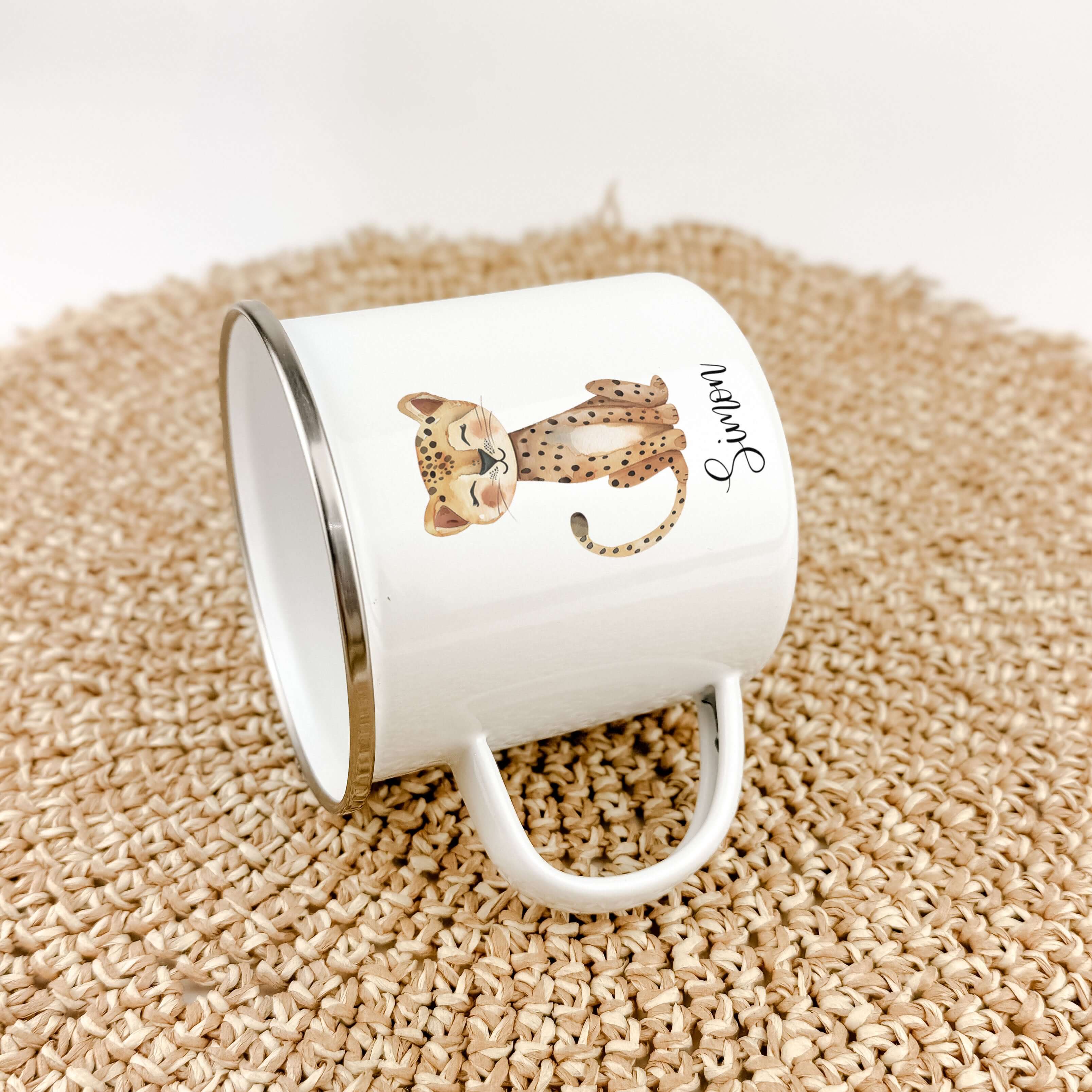 Emaille Tasse Gepard-famprints-Emaille Tasse-Entdecke die zauberhafte Emaille Tasse mit Gepard, die nicht nur ein praktisches Trinkgefäß ist, sondern auch ein ganz besonderes Stück für kleine Abenteuerer! Stelle dir vor, wie dein Kind mit leuchtenden Auge