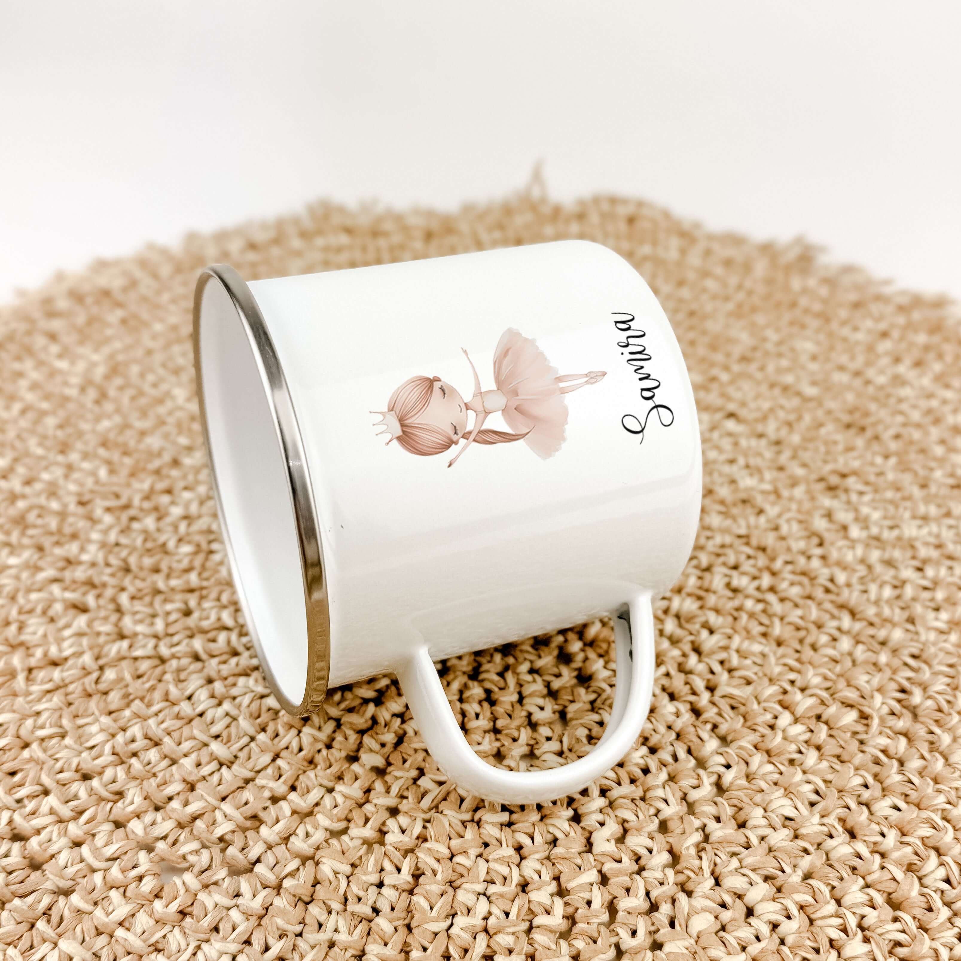Emaille Tasse Ballerina-famprints-Emaille Tasse-Die Emaille Tasse Ballerina ist das perfekte Geschenk für kleine Mädchen! Personalisiert mit ihrem Namen und bedruckt mit einer süßen Ballerina in Aquarell Optik, begeistert sie nicht nur durch ihr einzigart
