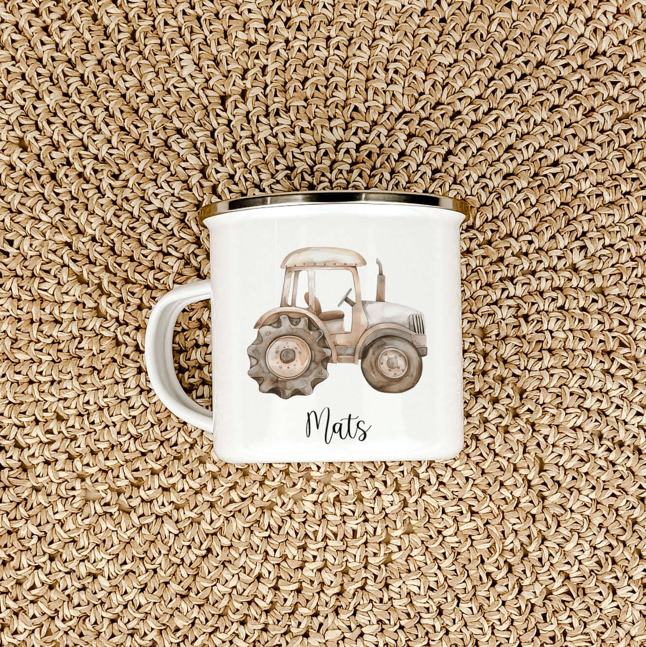 Emaille Tasse Traktor-famprints-Emaille Tasse-Erlebe die Freude am Trinken aus unserer einzigartigen Emaille Tasse im charmanten Traktor-Design! Diese personalisierte Tasse bringt nicht nur Farbe in den Alltag, sondern sorgt auch dafür, dass dein Name imm