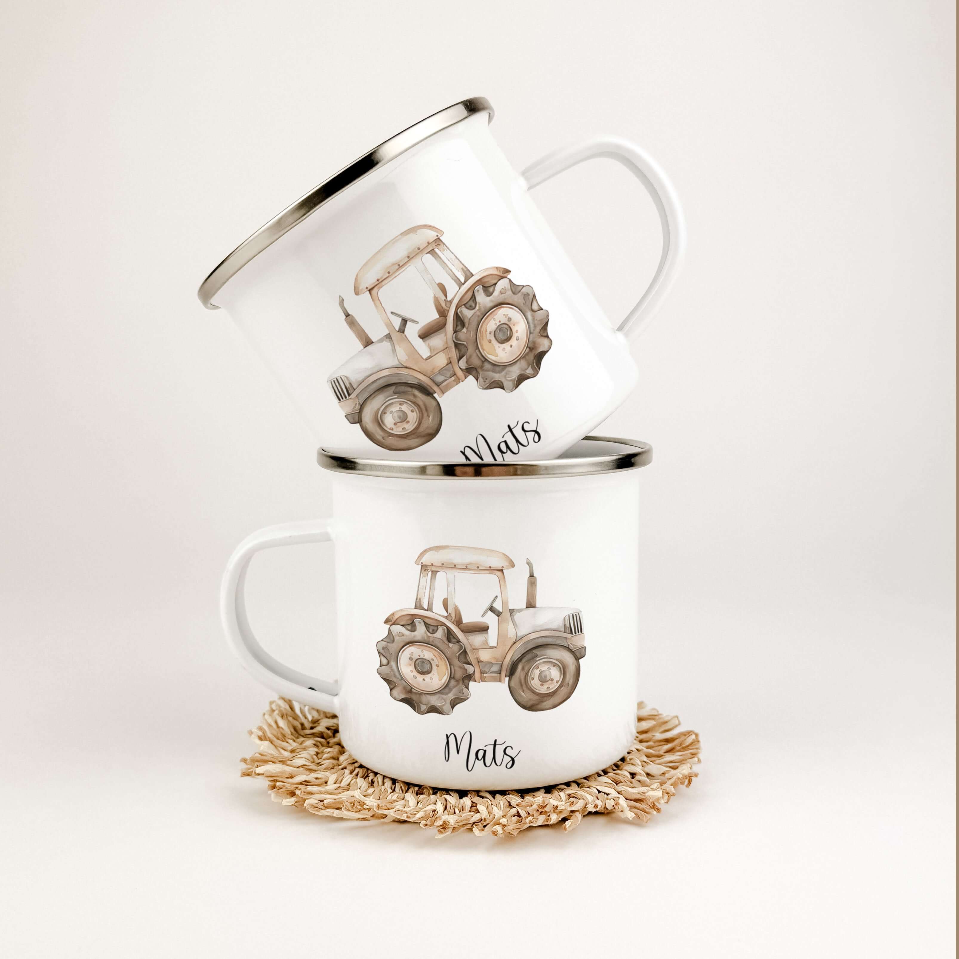 Emaille Tasse Traktor-famprints-Emaille Tasse-Erlebe die Freude am Trinken aus unserer einzigartigen Emaille Tasse im charmanten Traktor-Design! Diese personalisierte Tasse bringt nicht nur Farbe in den Alltag, sondern sorgt auch dafür, dass dein Name imm