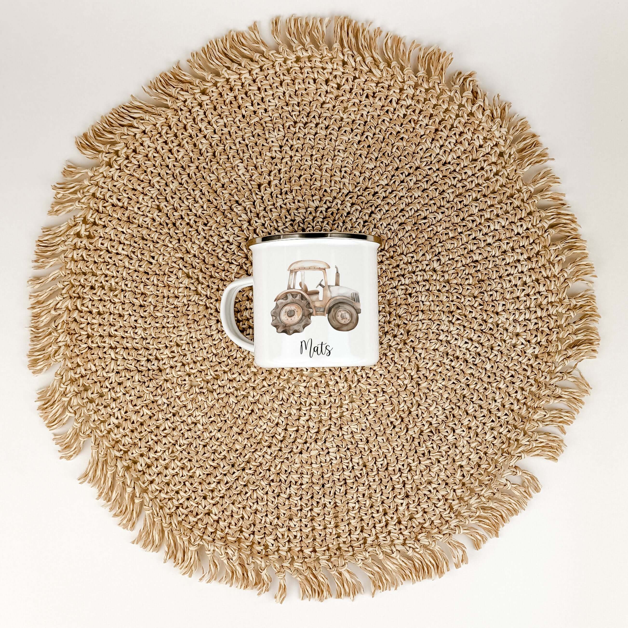 Emaille Tasse Traktor-famprints-Emaille Tasse-Erlebe die Freude am Trinken aus unserer einzigartigen Emaille Tasse im charmanten Traktor-Design! Diese personalisierte Tasse bringt nicht nur Farbe in den Alltag, sondern sorgt auch dafür, dass dein Name imm