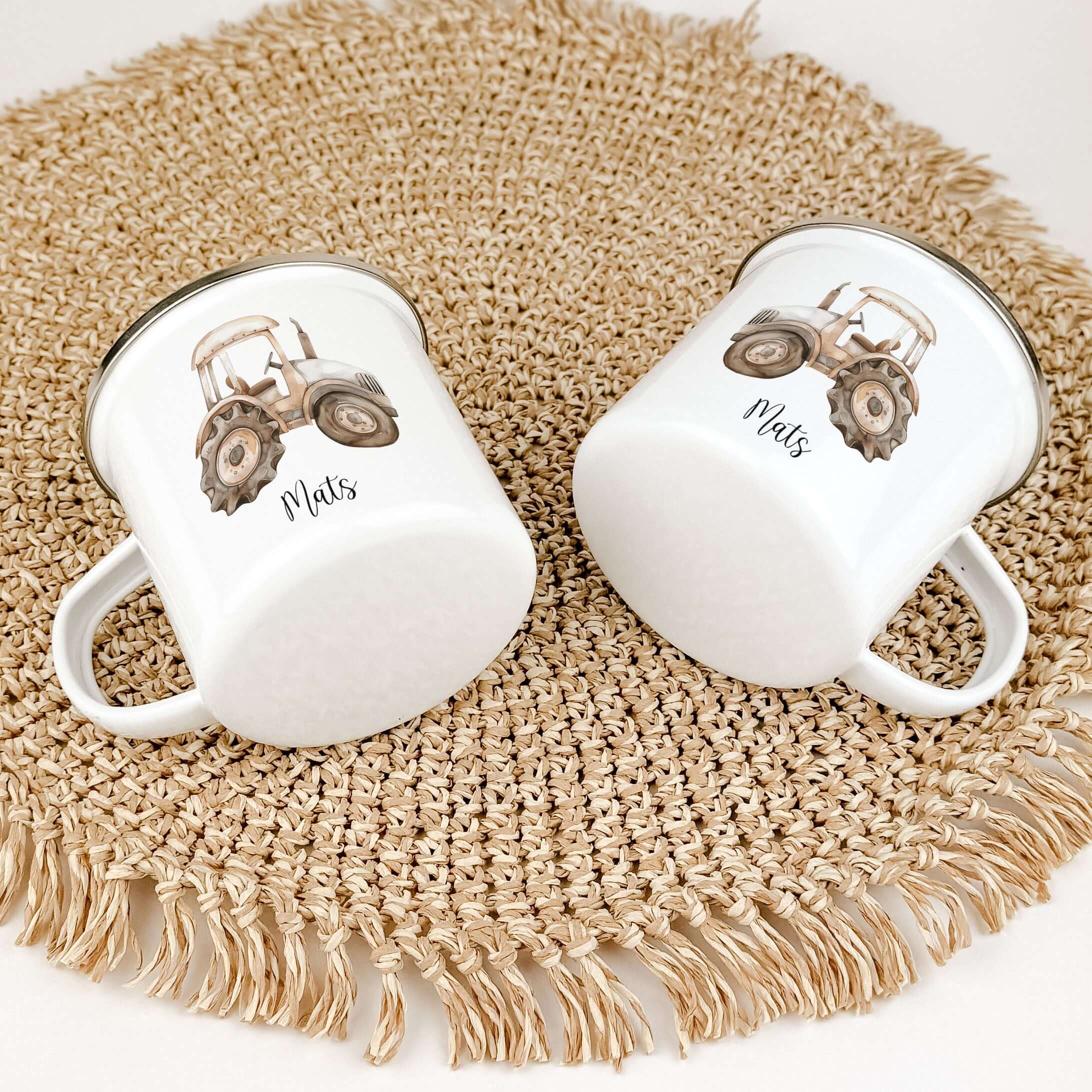 Emaille Tasse Traktor-famprints-Emaille Tasse-Erlebe die Freude am Trinken aus unserer einzigartigen Emaille Tasse im charmanten Traktor-Design! Diese personalisierte Tasse bringt nicht nur Farbe in den Alltag, sondern sorgt auch dafür, dass dein Name imm