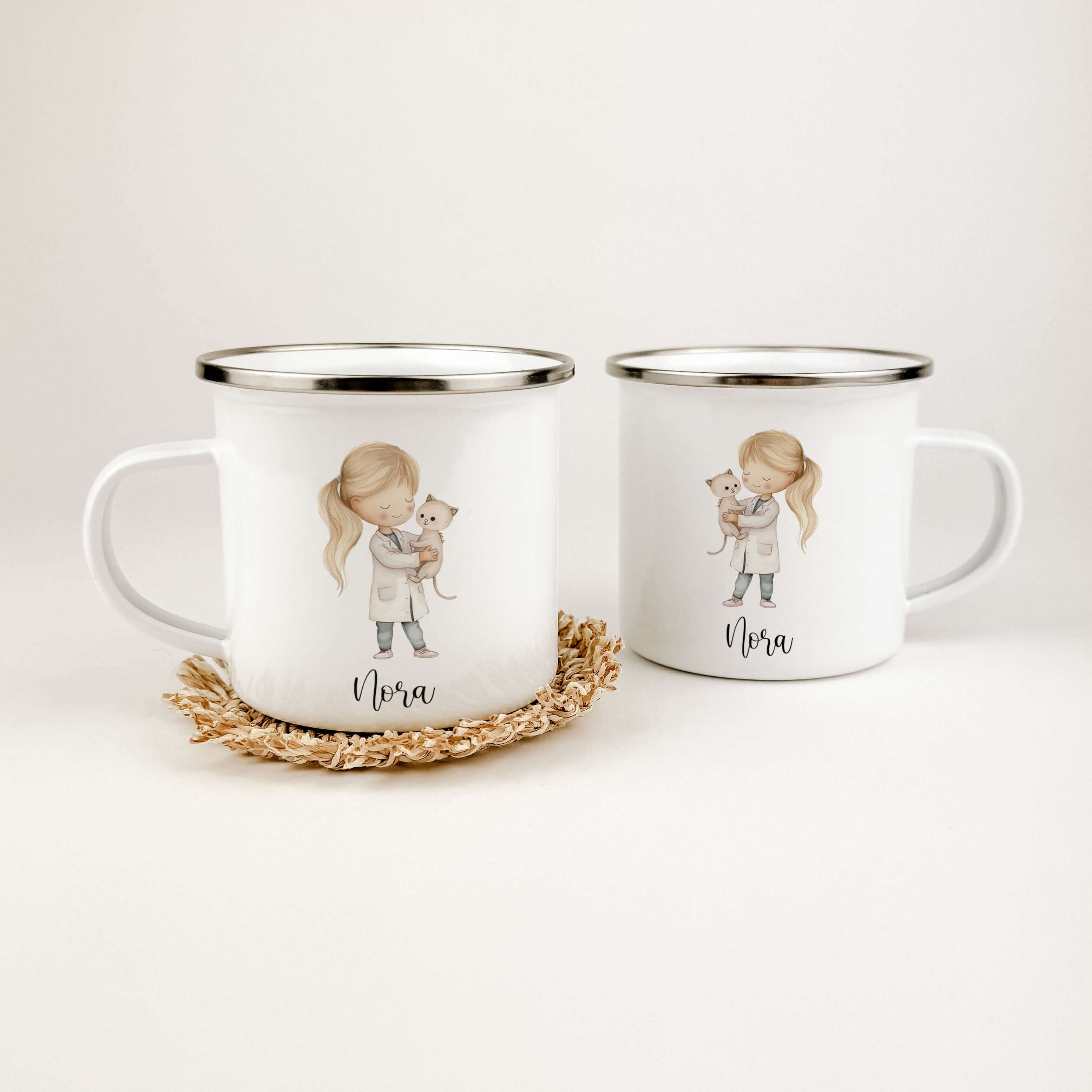 Emaille Tasse Tierärztin-famprints-Emaille Tasse-Entdecke die perfekte Emaille Tasse Tierärztin für kleine Tierärzte in spe! Diese wundervolle Emaille Tasse personalisiert mit deinem Namen sorgt nicht nur für strahlende Kinderaugen, sondern vermittelt auc