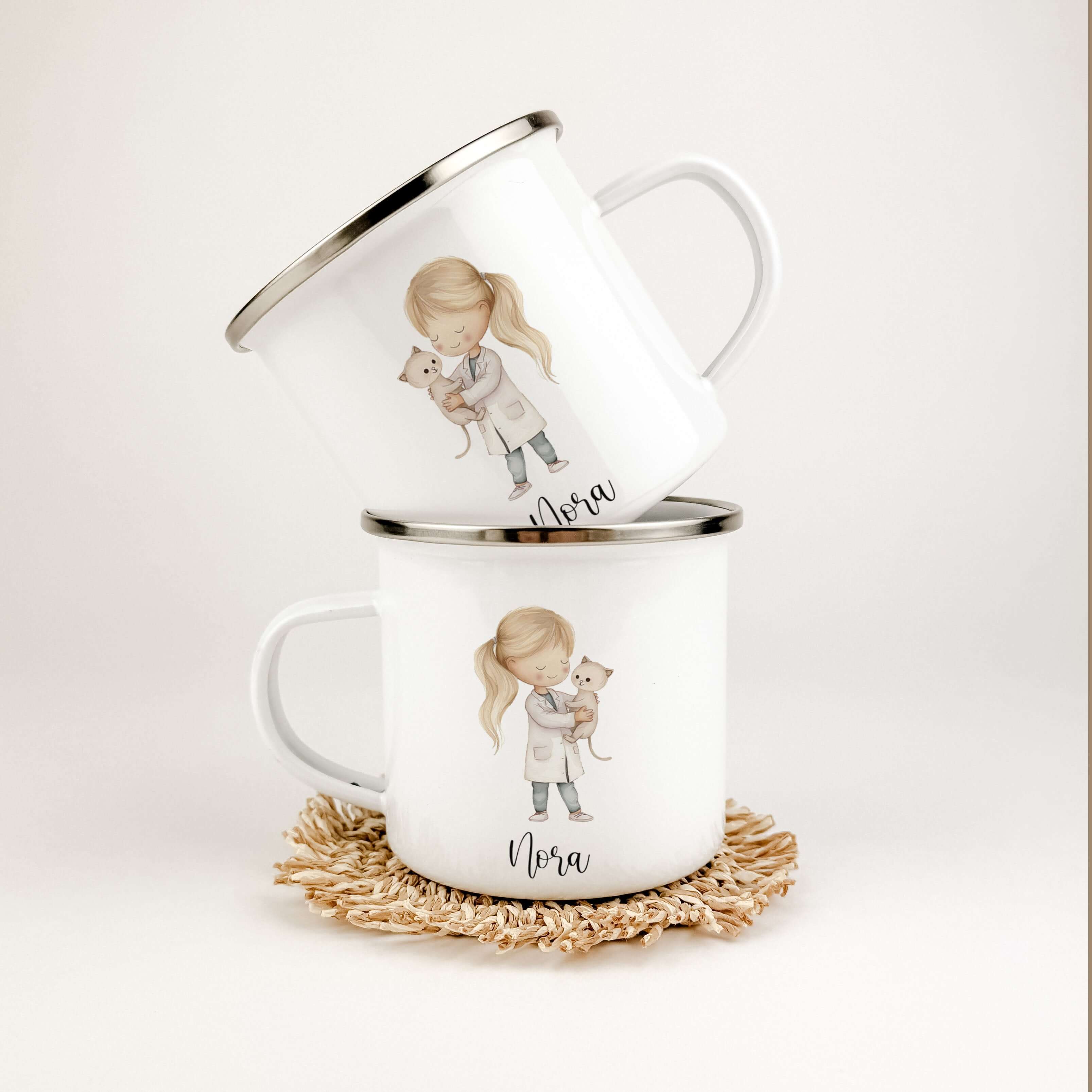 Emaille Tasse Tierärztin-famprints-Emaille Tasse-Entdecke die perfekte Emaille Tasse Tierärztin für kleine Tierärzte in spe! Diese wundervolle Emaille Tasse personalisiert mit deinem Namen sorgt nicht nur für strahlende Kinderaugen, sondern vermittelt auc
